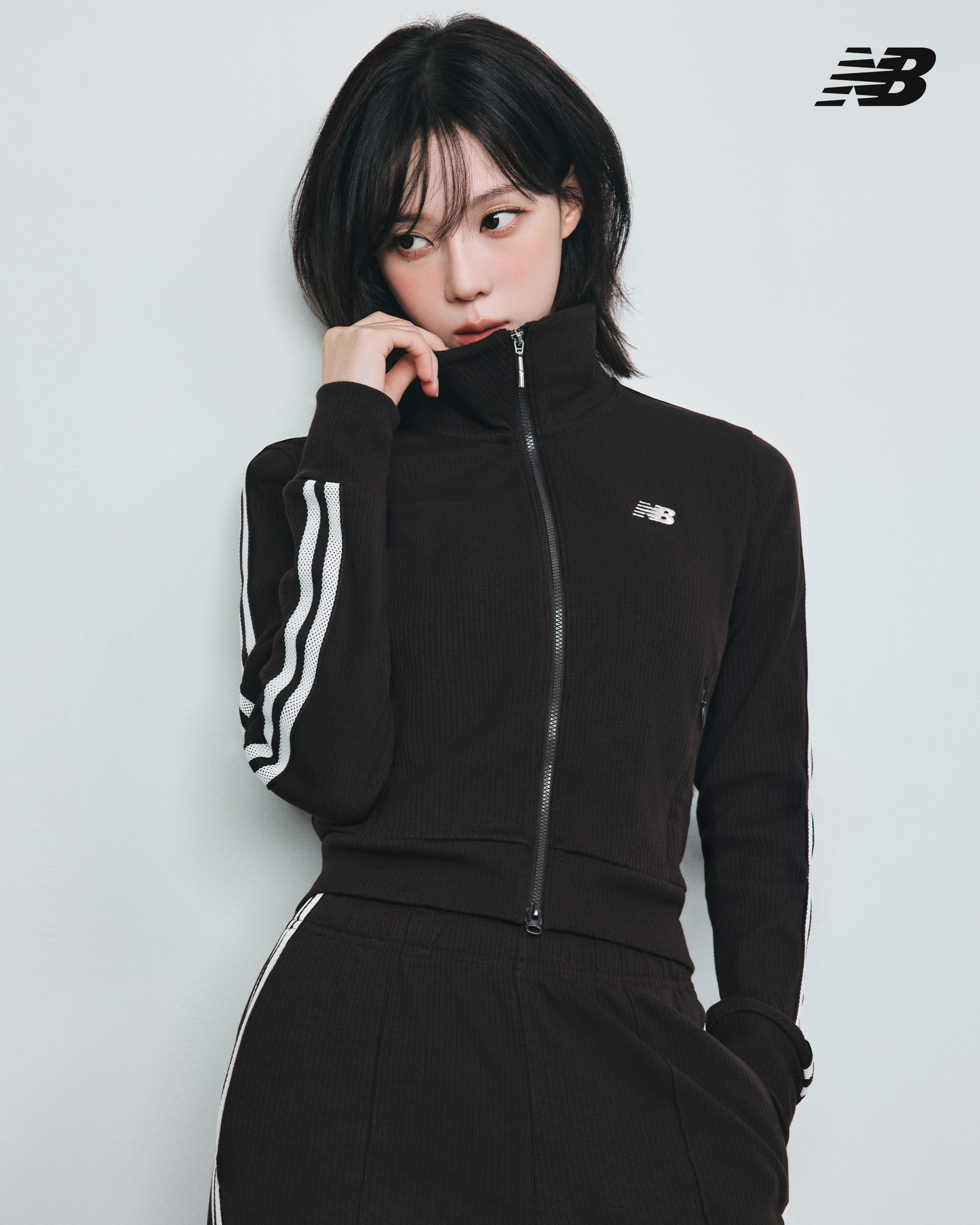 최근 화제였던🤎🤍윈터 착용픽
가을에 윈터가 선택한 뉴발 골지 트랙셋업🍁@뭔데요?? #광고
Cozy up, Move free. 브라운 컬러로 완성한 윈터의 가을 무드, 뉴발란스우먼스 윈터픽 트랙 셋업 캠페인이 화제입니다. 가을 시즌, 계절에 어울리는 스타일을 제안합니다.
트랙 카라 집업은 세미 크롭 기장으로 트렌디한 아웃핏을 완성하고, 트랙 와이드 팬츠는 허리선에서 곧게 떨어지는 라인으로 여유로운 편안함을 선사합니다.
잔잔한 골지 텍스처와 부드러운 촉감이 특징이며, 우먼스만의 핏은 자연스럽게 라인을 살려 일상 속에서도 감각적인 실루엣을 제공하니 참고하세요. 이미지2