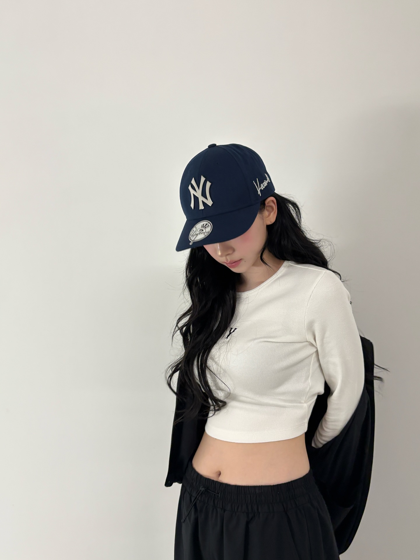카리나 소두핏💙🤍저 모자 뭔데?
어제부터 자꾸 눈에 띄는 MLB 모자 카리나랑 콜라보…??

카리나가 최근 착용한 특별한 MLB 볼캡이 화제입니다. 옆면에 새겨진 ‘Karina’ 글씨가 돋보이는데 블랙 셋업과 자연스럽게 어울리면서도 흔히 볼 수 있는 볼캡과는 결이 다른 특별한 무드를 완성했습니다.

신선한 포인트를 더할 것으로 보이는 카리나 이번 볼캡은 또 다른 협업을 암시하는 듯 궁금증을 남기고 있습니다. 이미지5