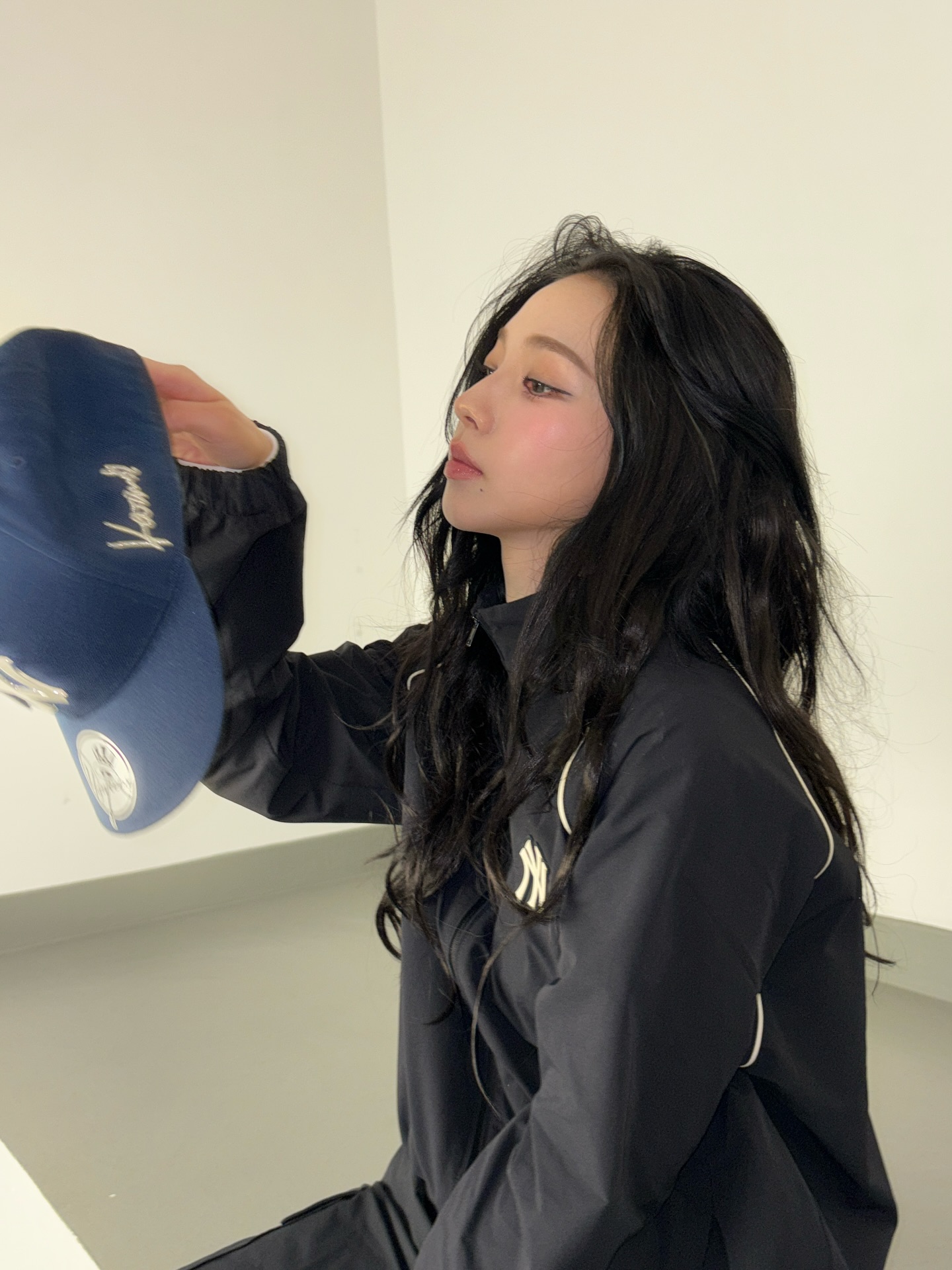 카리나 소두핏💙🤍저 모자 뭔데?
어제부터 자꾸 눈에 띄는 MLB 모자 카리나랑 콜라보…??

카리나가 최근 착용한 특별한 MLB 볼캡이 화제입니다. 옆면에 새겨진 ‘Karina’ 글씨가 돋보이는데 블랙 셋업과 자연스럽게 어울리면서도 흔히 볼 수 있는 볼캡과는 결이 다른 특별한 무드를 완성했습니다.

신선한 포인트를 더할 것으로 보이는 카리나 이번 볼캡은 또 다른 협업을 암시하는 듯 궁금증을 남기고 있습니다. 이미지3