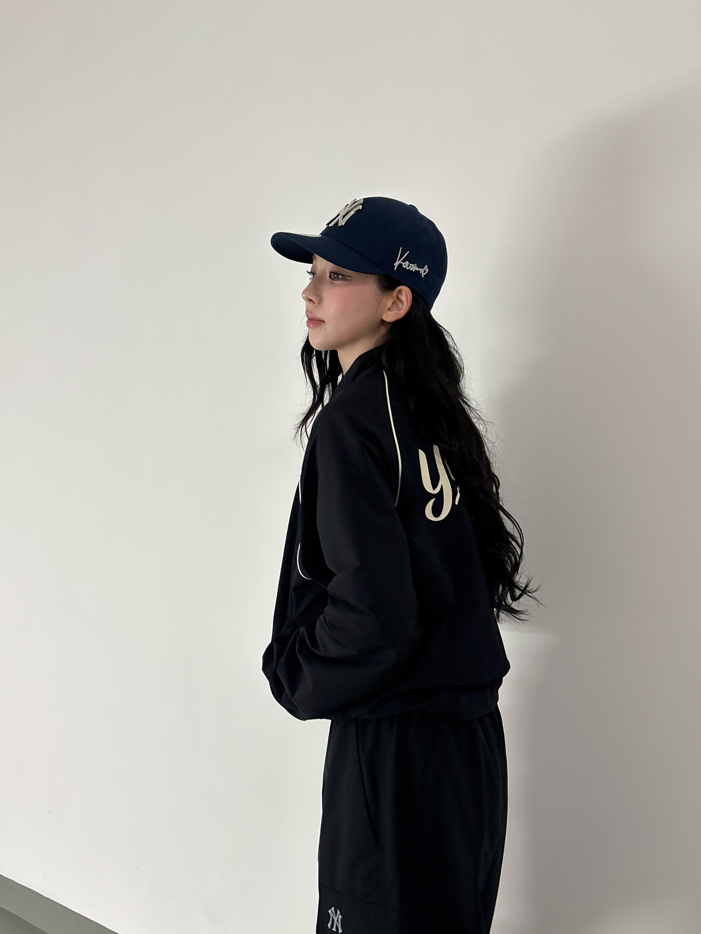 카리나 소두핏💙🤍저 모자 뭔데?
어제부터 자꾸 눈에 띄는 MLB 모자 카리나랑 콜라보…??

카리나가 최근 착용한 특별한 MLB 볼캡이 화제입니다. 옆면에 새겨진 ‘Karina’ 글씨가 돋보이는데 블랙 셋업과 자연스럽게 어울리면서도 흔히 볼 수 있는 볼캡과는 결이 다른 특별한 무드를 완성했습니다.

신선한 포인트를 더할 것으로 보이는 카리나 이번 볼캡은 또 다른 협업을 암시하는 듯 궁금증을 남기고 있습니다. 이미지7