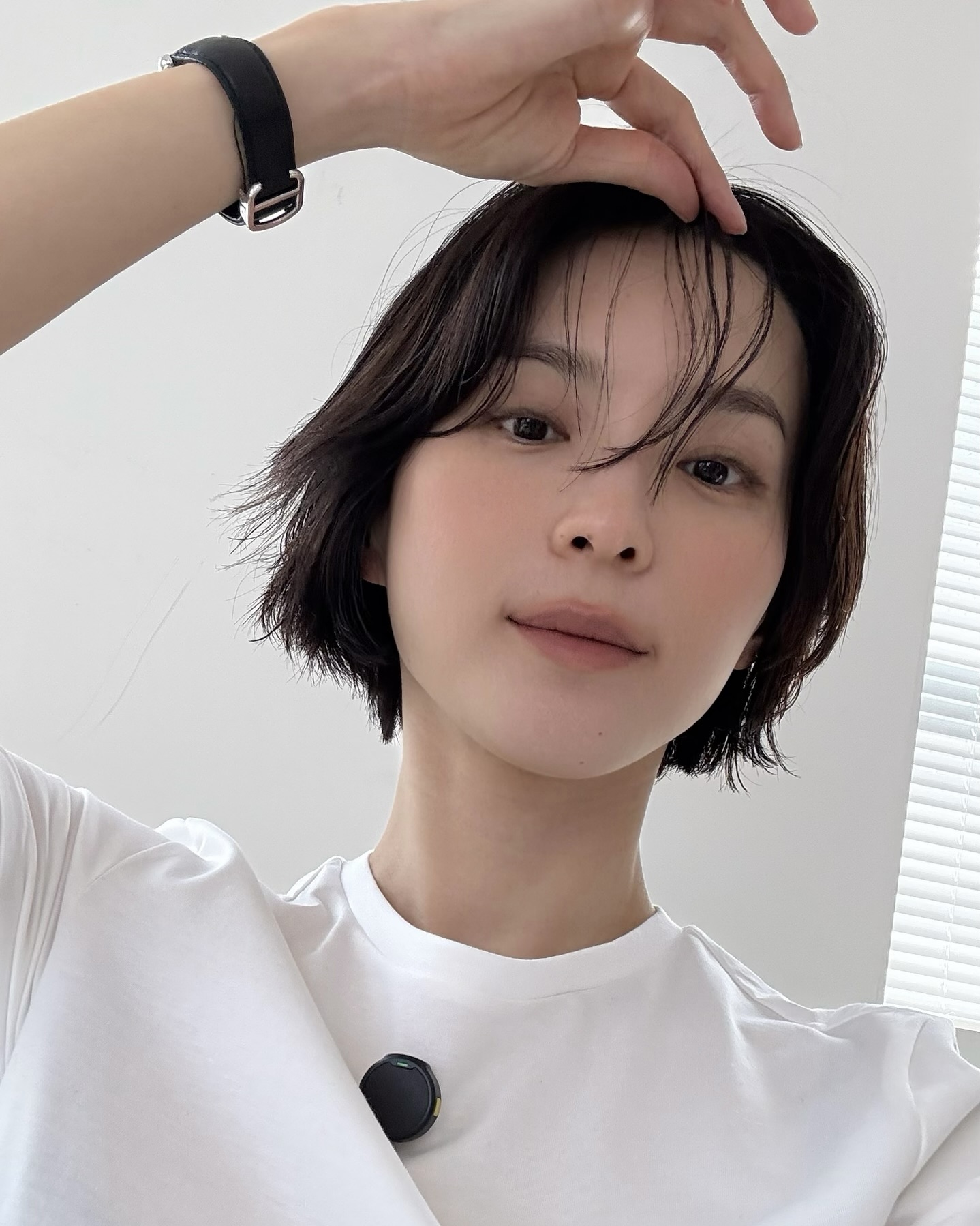 김수미픽 가을템 총집합🤎
가을뮤트라면 놓쳐선 안 될 뷰티 아이템, 내가 다 알려줄게💄✨

올가을 분위기를 살려줄 뷰티 아이템, 지금 소개해드릴게요.

1. 맥 글로우 플레이 쿠션 블러쉬 진저 럭, 4만 원대
폭신한 텍스처와 소프트 글로우 제형으로 맑게 올라오는 발색이 특징입니다. 미디엄 스모키 피치 톤으로 차분하면서 세련된 가을 뮤트 무드를 연출할 수 있는 블러셔입니다.

2. 팁토우 젤리스틱 토슈즈, 2만 원대
촉촉하고 투명한 텍스처의 베이지 라이트 핑크 컬러의 립스틱입니다. 자극 없는 플럼핑 효과를 더해 입술을 볼륨감 있게 연출해주며, 눈과 볼에도 사용할 수 있는 멀티 유즈 아이템입니다.

3. 레어뷰티 립 라이너 텔런티드, 2만 원대
부드럽게 발리는 크리미 텍스처로 입술을 선명하게 잡아주며, 하루 종일 지속되는 워터프루프 제형의 핑크 브라운 컬러 립 라이너입니다. 라인을 잡아주면서도 과하지 않아 가을 뮤트톤의 데일리 립 필수템입니다.

4. 메리트 솔로 섀도우 소셜, 3만 원대
진정과 보습 성분이 함유되어 있어, 크리미하게 발리면서 파우더처럼 보송하게 마무리되는 매트 아이섀도우입니다. 가을 뮤트의 차분한 무드에 어울리는 뉴트럴한 브라운 컬러입니다. 이미지3