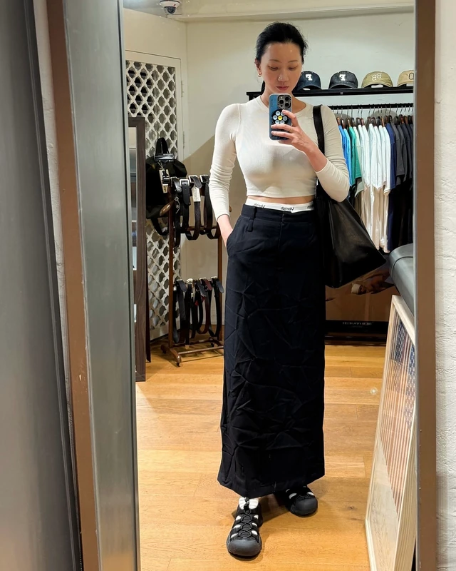 장윤주의 휘뚜루마뚜루 슈즈🖤 집앞 데일리룩에도 찰떡인 아웃도어 샌들, 이렇게 예뻐도 돼?✨ 장윤주가 요즘 즐겨 신는 아이템은 킨 뉴포트 H2 트리플 블랙입니다. 아웃도어 활동은 물론 데일리룩에도 쉽게 착용할 수 있어 실용성과 스타일을 동시에 잡아 꾸준히 사랑받는 슈즈인데요. 장윤주는 이 샌들로 다양한 착장을 선보였습니다. 화이트 크롭 탑에 롱스커트를 매치해 세련되면서도 내추럴한 무드를 완성했고, 슬리브리스나 반팔 크롭 탑에 와이드 팬츠를 더해 편안하고 트렌디한 스타일링을 연출했습니다. 또 블랙 원피스와 매치했을 때는 미니멀하면서 시크한 분위기를 연출해 샌들의 활용도를 높였죠. 장윤주처럼 아웃도어는 물론 데일리룩까지 소화할 수 있는 슈즈 스타일링, 참고해보세요. 이미지
