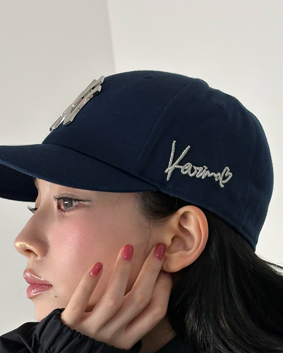 카리나 소두핏💙🤍저 모자 뭔데?
어제부터 자꾸 눈에 띄는 MLB 모자 카리나랑 콜라보…??

카리나가 최근 착용한 특별한 MLB 볼캡이 화제입니다. 옆면에 새겨진 ‘Karina’ 글씨가 돋보이는데 블랙 셋업과 자연스럽게 어울리면서도 흔히 볼 수 있는 볼캡과는 결이 다른 특별한 무드를 완성했습니다.

신선한 포인트를 더할 것으로 보이는 카리나 이번 볼캡은 또 다른 협업을 암시하는 듯 궁금증을 남기고 있습니다. 이미지8