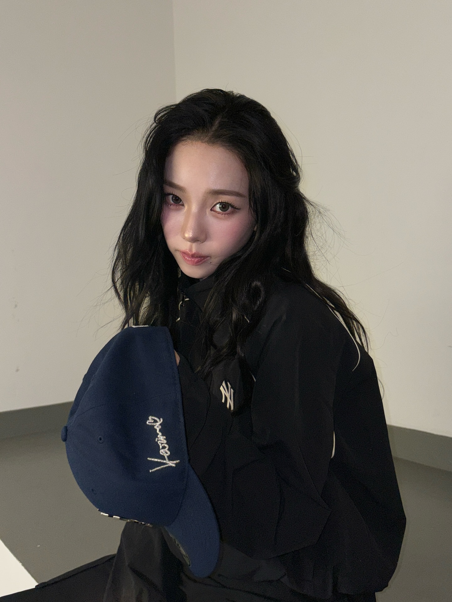 카리나 소두핏💙🤍저 모자 뭔데?
어제부터 자꾸 눈에 띄는 MLB 모자 카리나랑 콜라보…??

카리나가 최근 착용한 특별한 MLB 볼캡이 화제입니다. 옆면에 새겨진 ‘Karina’ 글씨가 돋보이는데 블랙 셋업과 자연스럽게 어울리면서도 흔히 볼 수 있는 볼캡과는 결이 다른 특별한 무드를 완성했습니다.

신선한 포인트를 더할 것으로 보이는 카리나 이번 볼캡은 또 다른 협업을 암시하는 듯 궁금증을 남기고 있습니다. 이미지4