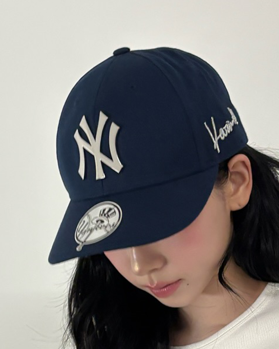 카리나 소두핏💙🤍저 모자 뭔데?
어제부터 자꾸 눈에 띄는 MLB 모자 카리나랑 콜라보…??

카리나가 최근 착용한 특별한 MLB 볼캡이 화제입니다. 옆면에 새겨진 ‘Karina’ 글씨가 돋보이는데 블랙 셋업과 자연스럽게 어울리면서도 흔히 볼 수 있는 볼캡과는 결이 다른 특별한 무드를 완성했습니다.

신선한 포인트를 더할 것으로 보이는 카리나 이번 볼캡은 또 다른 협업을 암시하는 듯 궁금증을 남기고 있습니다. 이미지9