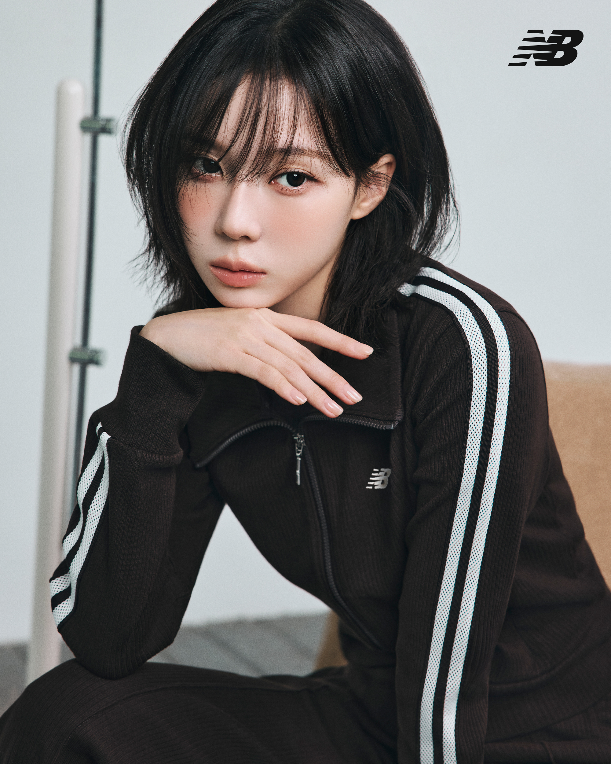 최근 화제였던🤎🤍윈터 착용픽
가을에 윈터가 선택한 뉴발 골지 트랙셋업🍁@뭔데요?? #광고 

Cozy up, Move free. 브라운 컬러로 완성한 윈터의 가을 무드, 뉴발란스우먼스 윈터픽 트랙 셋업 캠페인이 화제입니다. 가을 시즌, 계절에 어울리는 스타일을 제안합니다. 

트랙 카라 집업은 세미 크롭 기장으로 트렌디한 아웃핏을 완성하고, 트랙 와이드 팬츠는 허리선에서 곧게 떨어지는 라인으로 여유로운 편안함을 선사합니다. 

잔잔한 골지 텍스처와 부드러운 촉감이 특징이며, 우먼스만의 핏은 자연스럽게 라인을 살려 일상 속에서도 감각적인 실루엣을 제공하니 참고하세요. 이미지