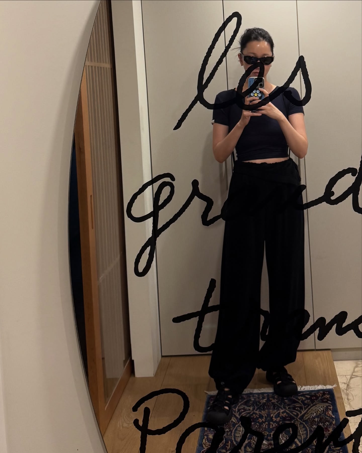 장윤주의 휘뚜루마뚜루 슈즈🖤
집앞 데일리룩에도 찰떡인 아웃도어 샌들, 이렇게 예뻐도 돼?✨

장윤주가 요즘 즐겨 신는 아이템은 킨 뉴포트 H2 트리플 블랙입니다. 

아웃도어 활동은 물론 데일리룩에도 쉽게 착용할 수 있어 실용성과 스타일을 동시에 잡아 꾸준히 사랑받는 슈즈인데요. 장윤주는 이 샌들로 다양한 착장을 선보였습니다. 

화이트 크롭 탑에 롱스커트를 매치해 세련되면서도 내추럴한 무드를 완성했고, 슬리브리스나 반팔 크롭 탑에 와이드 팬츠를 더해 편안하고 트렌디한 스타일링을 연출했습니다. 

또 블랙 원피스와 매치했을 때는 미니멀하면서 시크한 분위기를 연출해 샌들의 활용도를 높였죠. 장윤주처럼 아웃도어는 물론 데일리룩까지 소화할 수 있는 슈즈 스타일링, 참고해보세요. 이미지4
