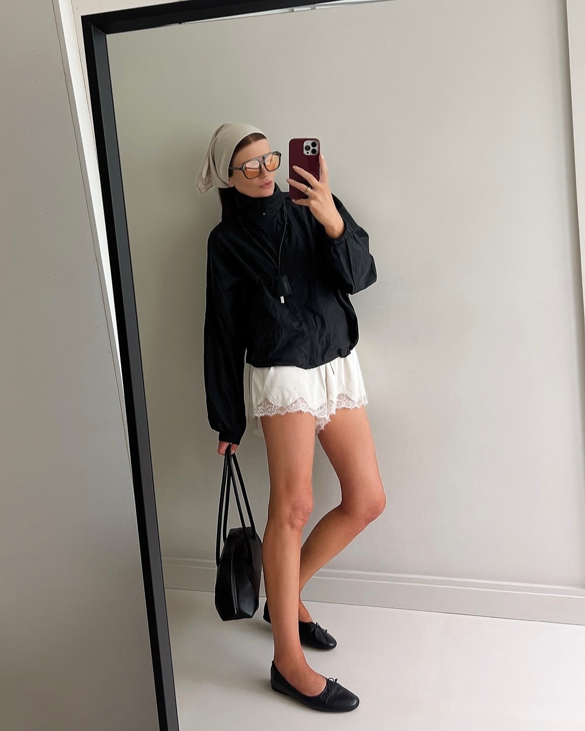 바람막이 따라사고 느좋녀 될래❣️
간절기 아우터 바람막이 찾고있다면 주목☝🏻🌟이렇게만 입자

간절기 필수템 윈드브레이커 미리 준비하세요.

1. 아다놀라 스톰 플랩 레인 재킷, 20만 원대
아다놀라의 윈드브레이커는 방수 기능과 통기성을 갖춘 실용적인 아이템입니다. 여유롭고 편안한 실루엣으로 다양한 코디가 가능하며, 카프리 팬츠위에 허리 토글을 조여 연출하면 여성스러운 실루엣도 살릴 수 있습니다. 

2. H&M 레귤러 핏 윈드브레이커, 7만 원대
H&M의 블랙 윈드브레이커는 어떤 코디에도 잘 어울리는 베이직 아이템입니다. 레이스 복서팬츠와 매치하면 꾸안꾸 러블리 느낌으로 연출되며, 트레이닝팬츠와 코디하면 스트릿 무드가 완성됩니다.

3. 세인트 아그니 플라이트 재킷, 76만 원대
리사이클 나일론과 코튼 혼방 소재로 만든 세인트 아그니 재킷은 환경 친화적이면서도 고급스럽습니다. 베이지 톤은 쇼츠나 슬랙스에 모두와 조화를 이루며 플랫슈즈로 마무리하면 포멀한 데일리룩을 완성해 줍니다. 이미지5