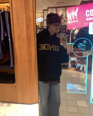 헤어밴드 러블리하게 쓰기🤎
내가 쓰면 에어로빅 선생님?! 이제 최윤지처럼 써봐👀🙋🏻‍♀️

최윤지는 니트 헤어밴드 하나로 세 가지 룩을 연출했습니다. 로고 후드티와 매치해 캐주얼하게, 데님 팬츠에 패턴 치마를 레이어드해 빈티지 무드를 내거나, 체크 원피스와 믹스매치해 러블리한 룩을 완성했습니다.

니트 헤어밴드 하나로 분위기가 확 달라집니다. 다가오는 가을, 폭닥폭닥 부드러운 니트 헤어밴드로 자연스럽게 스타일을 살려보세요. 이미지3