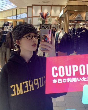 헤어밴드 러블리하게 쓰기🤎
내가 쓰면 에어로빅 선생님?! 이제 최윤지처럼 써봐👀🙋🏻‍♀️

최윤지는 니트 헤어밴드 하나로 세 가지 룩을 연출했습니다. 로고 후드티와 매치해 캐주얼하게, 데님 팬츠에 패턴 치마를 레이어드해 빈티지 무드를 내거나, 체크 원피스와 믹스매치해 러블리한 룩을 완성했습니다.

니트 헤어밴드 하나로 분위기가 확 달라집니다. 다가오는 가을, 폭닥폭닥 부드러운 니트 헤어밴드로 자연스럽게 스타일을 살려보세요. 이미지2
