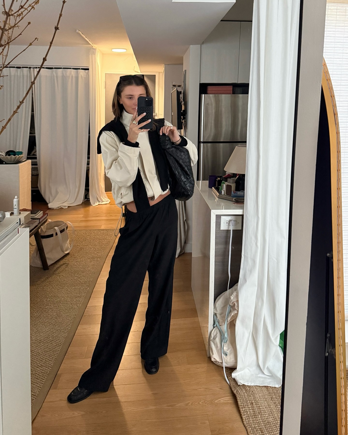 바람막이 따라사고 느좋녀 될래❣️
간절기 아우터 바람막이 찾고있다면 주목☝🏻🌟이렇게만 입자

간절기 필수템 윈드브레이커 미리 준비하세요.

1. 아다놀라 스톰 플랩 레인 재킷, 20만 원대
아다놀라의 윈드브레이커는 방수 기능과 통기성을 갖춘 실용적인 아이템입니다. 여유롭고 편안한 실루엣으로 다양한 코디가 가능하며, 카프리 팬츠위에 허리 토글을 조여 연출하면 여성스러운 실루엣도 살릴 수 있습니다. 

2. H&M 레귤러 핏 윈드브레이커, 7만 원대
H&M의 블랙 윈드브레이커는 어떤 코디에도 잘 어울리는 베이직 아이템입니다. 레이스 복서팬츠와 매치하면 꾸안꾸 러블리 느낌으로 연출되며, 트레이닝팬츠와 코디하면 스트릿 무드가 완성됩니다.

3. 세인트 아그니 플라이트 재킷, 76만 원대
리사이클 나일론과 코튼 혼방 소재로 만든 세인트 아그니 재킷은 환경 친화적이면서도 고급스럽습니다. 베이지 톤은 쇼츠나 슬랙스에 모두와 조화를 이루며 플랫슈즈로 마무리하면 포멀한 데일리룩을 완성해 줍니다. 이미지9