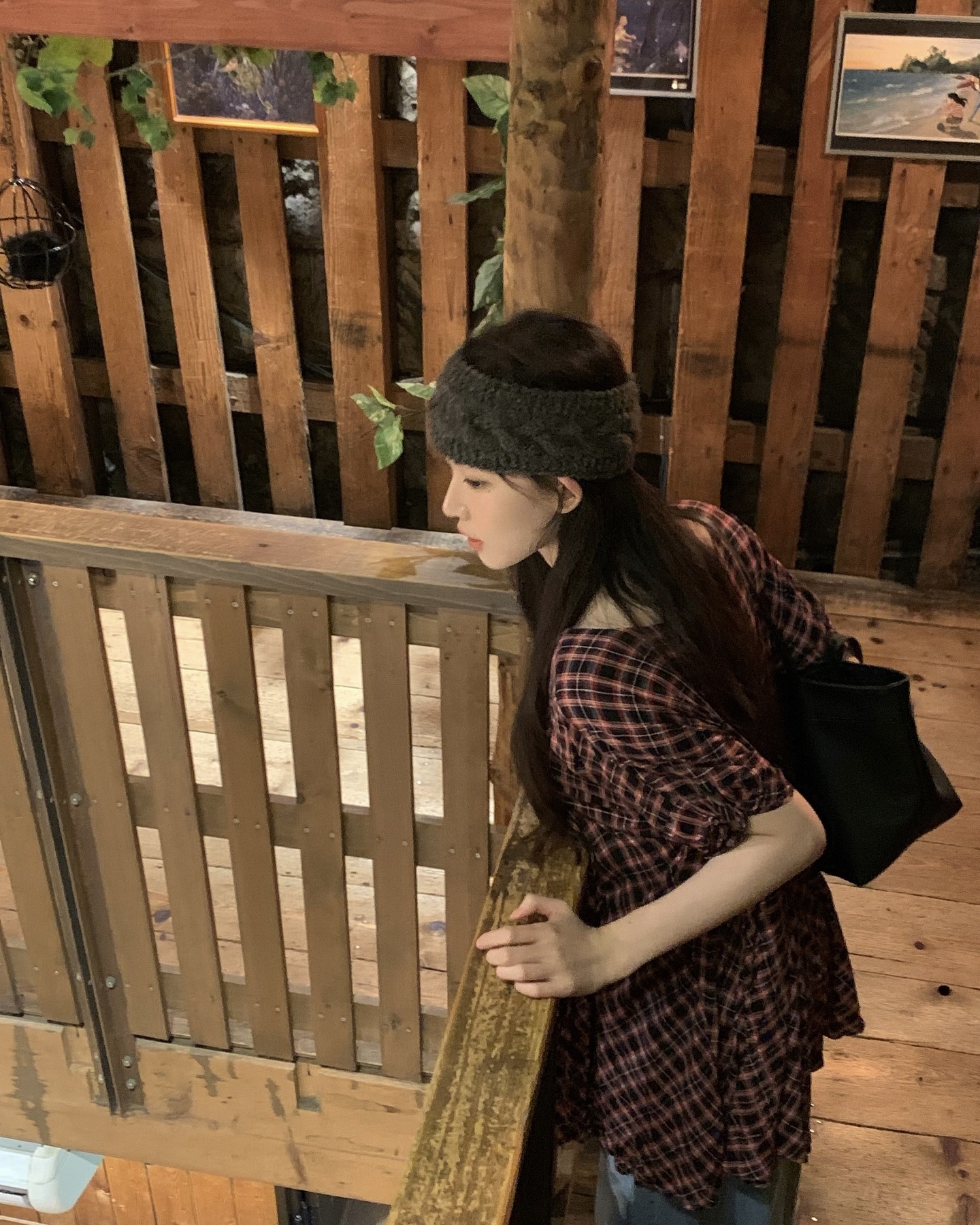 헤어밴드 러블리하게 쓰기🤎
내가 쓰면 에어로빅 선생님?! 이제 최윤지처럼 써봐👀🙋🏻‍♀️

최윤지는 니트 헤어밴드 하나로 세 가지 룩을 연출했습니다. 로고 후드티와 매치해 캐주얼하게, 데님 팬츠에 패턴 치마를 레이어드해 빈티지 무드를 내거나, 체크 원피스와 믹스매치해 러블리한 룩을 완성했습니다.

니트 헤어밴드 하나로 분위기가 확 달라집니다. 다가오는 가을, 폭닥폭닥 부드러운 니트 헤어밴드로 자연스럽게 스타일을 살려보세요. 이미지8