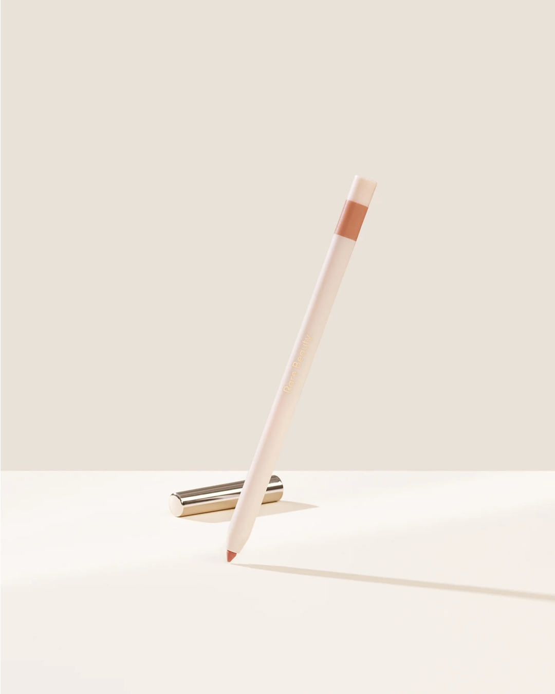 김수미픽 가을템 총집합🤎
가을뮤트라면 놓쳐선 안 될 뷰티 아이템, 내가 다 알려줄게💄✨

올가을 분위기를 살려줄 뷰티 아이템, 지금 소개해드릴게요.

1. 맥 글로우 플레이 쿠션 블러쉬 진저 럭, 4만 원대
폭신한 텍스처와 소프트 글로우 제형으로 맑게 올라오는 발색이 특징입니다. 미디엄 스모키 피치 톤으로 차분하면서 세련된 가을 뮤트 무드를 연출할 수 있는 블러셔입니다.

2. 팁토우 젤리스틱 토슈즈, 2만 원대
촉촉하고 투명한 텍스처의 베이지 라이트 핑크 컬러의 립스틱입니다. 자극 없는 플럼핑 효과를 더해 입술을 볼륨감 있게 연출해주며, 눈과 볼에도 사용할 수 있는 멀티 유즈 아이템입니다.

3. 레어뷰티 립 라이너 텔런티드, 2만 원대
부드럽게 발리는 크리미 텍스처로 입술을 선명하게 잡아주며, 하루 종일 지속되는 워터프루프 제형의 핑크 브라운 컬러 립 라이너입니다. 라인을 잡아주면서도 과하지 않아 가을 뮤트톤의 데일리 립 필수템입니다.

4. 메리트 솔로 섀도우 소셜, 3만 원대
진정과 보습 성분이 함유되어 있어, 크리미하게 발리면서 파우더처럼 보송하게 마무리되는 매트 아이섀도우입니다. 가을 뮤트의 차분한 무드에 어울리는 뉴트럴한 브라운 컬러입니다. 이미지6