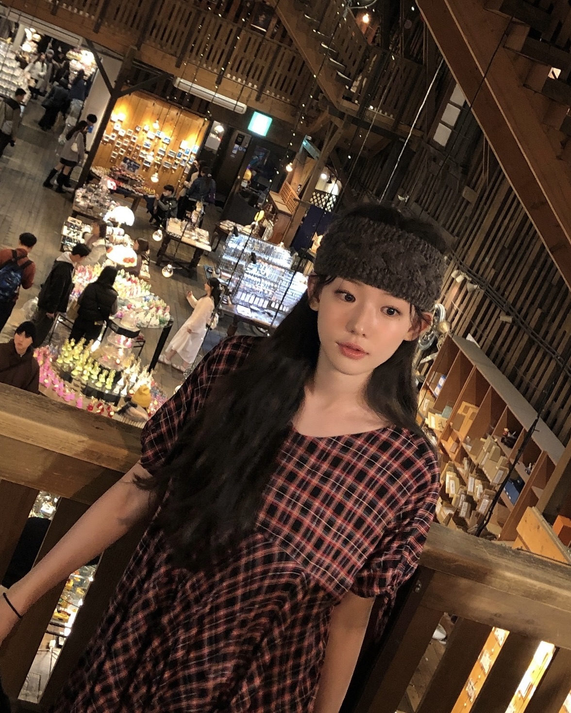 헤어밴드 러블리하게 쓰기🤎
내가 쓰면 에어로빅 선생님?! 이제 최윤지처럼 써봐👀🙋🏻‍♀️

최윤지는 니트 헤어밴드 하나로 세 가지 룩을 연출했습니다. 로고 후드티와 매치해 캐주얼하게, 데님 팬츠에 패턴 치마를 레이어드해 빈티지 무드를 내거나, 체크 원피스와 믹스매치해 러블리한 룩을 완성했습니다.

니트 헤어밴드 하나로 분위기가 확 달라집니다. 다가오는 가을, 폭닥폭닥 부드러운 니트 헤어밴드로 자연스럽게 스타일을 살려보세요. 이미지9