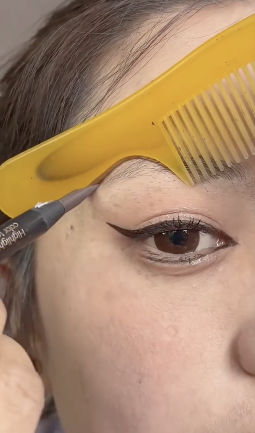 눈썹 그리는 게 어렵다면🤔
지웠다 그리는 건🙅🏻‍♀️💡빗 활용해서 자연스러운 눈썹 완성하자 이미지