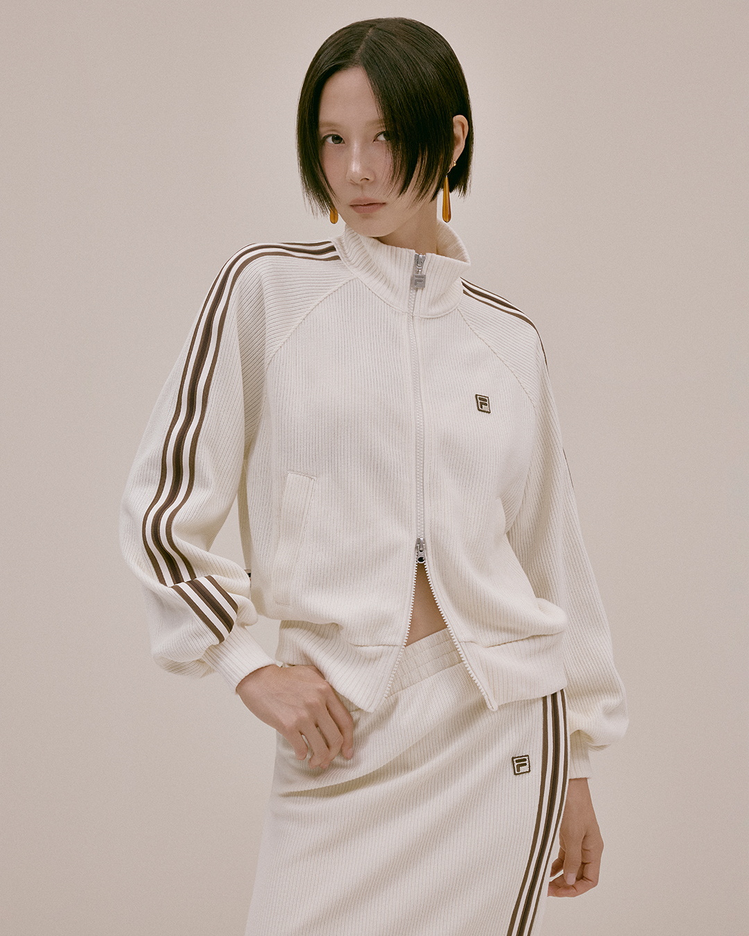 내 가을 핏🤎🤍찾았다!!
4인 뮤즈 x 휠라 헤리티지 1911 캠페인🏃🏻‍♀️@예뻐 #광고

휠라가 4인의 뮤즈와 함께 새로운 25FW 캠페인을 공개했습니다.

휠라는 ‘1911 & Every day since’ 캠페인에서 한소희, 고현정, 김나영, 봉태규라는 개성 있는 아이콘을 통해 브랜드 정체성과 세대와 스타일을 초월한 메시지를 다시금 이야기합니다.

이번 캠페인의 중심은 휠라의 헤리티지를 담은 '1911 니트트랙’. 가볍지만 구조감 있는 실루엣, 3가지 컬러 조합으로 오피스에서 일상까지 자연스럽게 녹아듭니다.

한편, 함께 공개된 영상에서는 4인의 뮤즈가 에샤페와 에샤페V2를 활용한 코디를 선보였습니다. 일상에 바로 적용 가능한 에샤페 활용법을 참고해보세요! 이미지6