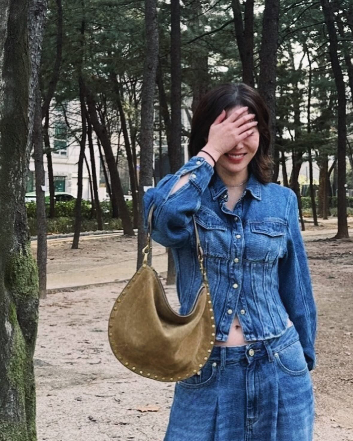 스타일링에 힘을 주고 싶다면🤔
데일리 룩의 작은 디테일, 이자벨 마랑으로 완성하자🔍🤎
이자벨 마랑, 가을 활용도 높은 패션 아이템 3가지 모았어요.
1. 오스칸 호보 지퍼 백, 190만 원대
임수향이 든 오스칸 호보 지퍼 백은 스터드 디테일이 특징입니다. 숄더, 크로스, 핸드백으로 활용 가능한 실용적인 아이템으로 임수향은 데님 셋업에 매치해 클래식하고 모던한 느낌을 완성했습니다.
2. 두에르토 부츠, 190만 원대
가방과 컬러를 맞푼 두에르토 부츠도 눈에 띄는데요. 4cm 굽의 스웨이드 소재로 자수 디테일이 포인트와 웨스턴 컷아웃이 포인트입니다. 임수향은 가방과 컬러를 깔맞춤해 보헤미안 무드로 강조했습니다.
3. 타이론 캡, 28만 원대
이주연이 착용한 타이론 캡은 사계절 활용 가능한 볼캡으로, 브랜드 시그니처인 타이론 로고 자수가 특징이죠. 이주연은 트렌치코트와 매치해 미니멀한 꾸안꾸 룩을 완성했습니다. 이미지2