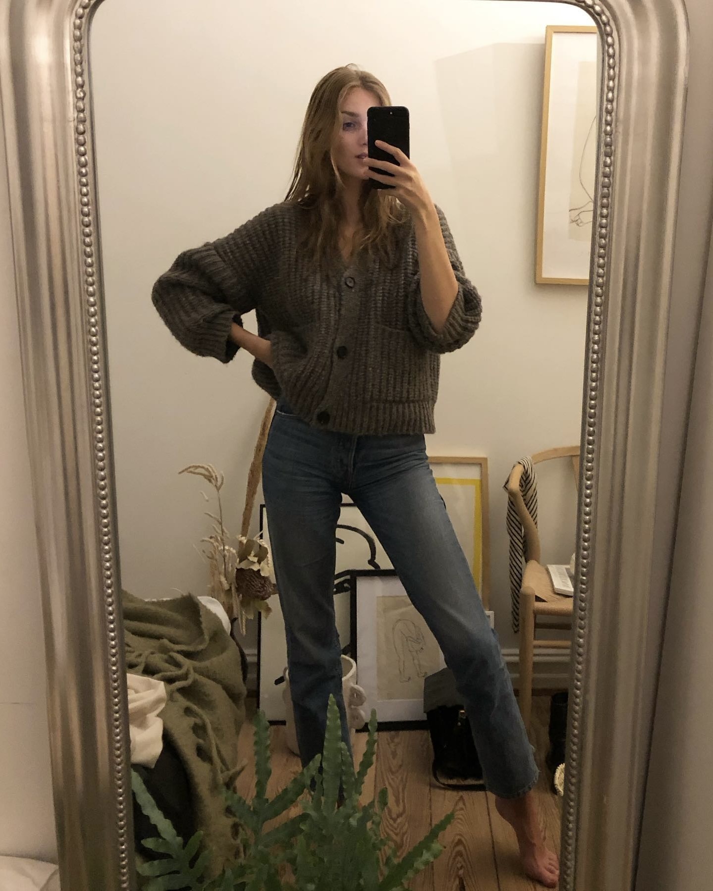 간절기 룩 고민이라면?
볼드한데 여리하다니…청키 가디건 그 매력에 빠져보세요😳🪄
간절기가 다가오면서 가장 먼저 찾게 되는 아이템으로 가디건을 떠올릴 수 있죠. 그중에서도 최근 떠오르고 있는 청키 가디건을 입어보는 건 어떨까요?
청키 가디건은 굵은 실로 짜여 볼드하면서도 편안한 착용감과 포근한 느낌이 특징이죠. 팬츠와 매치하면 캐주얼한 룩으로, 스커트와 매치했을 때는 여성스러운 무드로 연출할 수 있어 출근룩은 물론 데일리룩으로 활용도 높습니다. 이미지6