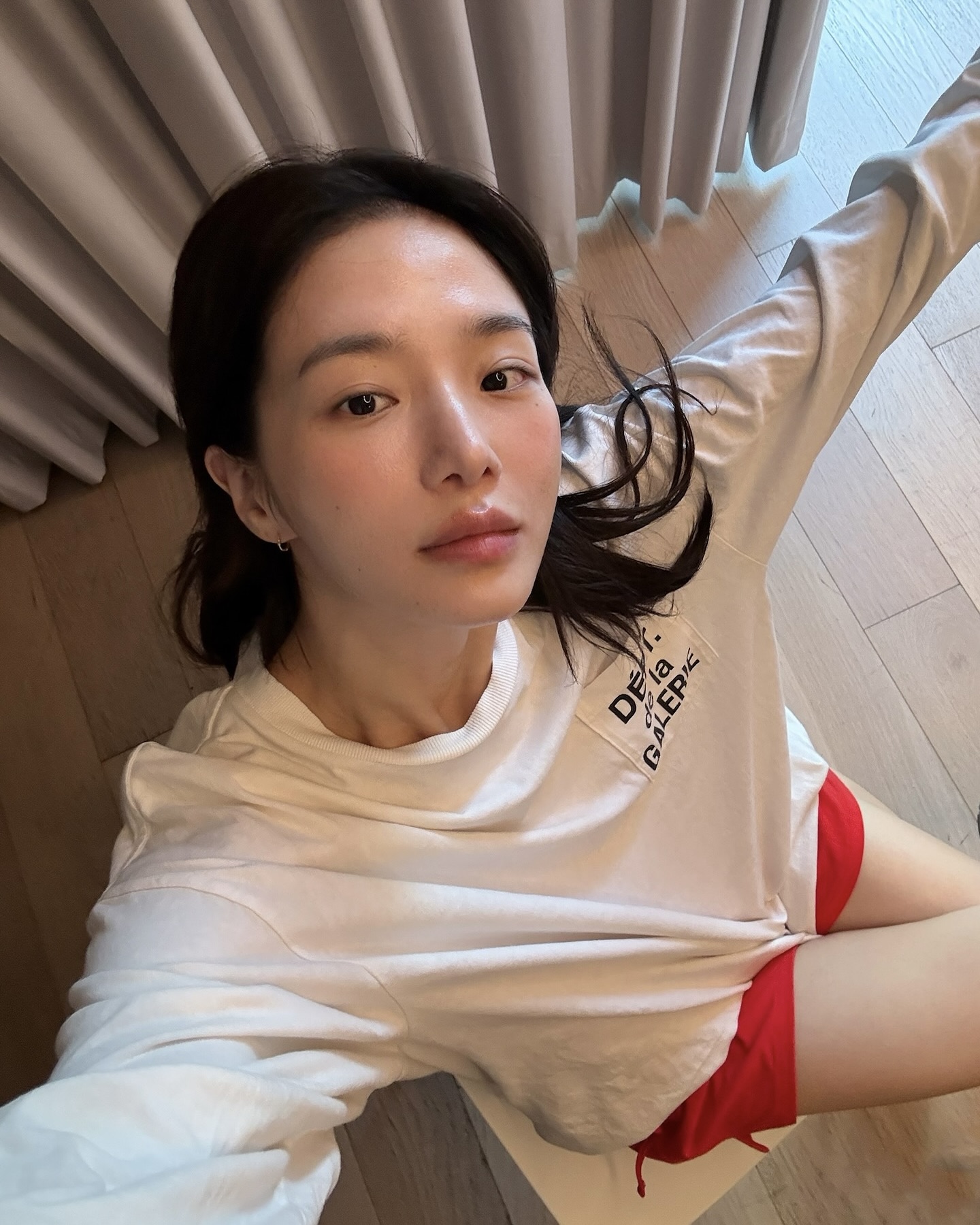편안함 속에 숨은 아티스틱 감성💫 단순하지만 심심하지 않은 룩👀🖤 이 브랜드와 함께 만들어 보자  데일리로 입기 좋은 갤러리 디파트먼트 브랜드를 소개합니다.  갤러리 디파트먼트 브랜드는 미국 LA기반 브랜드로, 아티스트 조수에 토마스(Josue Thomas)가 설립했습니다. 빈티지 소재를 현대적 감각으로 재해석해 디테일 살리는 브랜드죠. 예술과 패션의 경계를 허무는 독특한 디자인 철학으로 주목받고 있습니다.  박규영이 착용한 프렌치 롱슬리브 포켓 티는 오버핏 실루엣에 앞면 포켓과 로고 디테일을 더한 심플한 디자인입니다. 박규영은 편안한 트랙 숏츠와 매치해 캐주얼한 룩을 완성했으며, 비니 함께 스타일링해 스트릿 무드를 강조했습니다.  손나은이 착용한 조거팬츠는 디파트먼트 로고 8 스웻 팬츠로, 코튼 소재와 허리밴딩으로 편안한 착용감을 주는 아이템입니다. 앞면 로고 디테일이 특징이죠. 손나은은 슬림한 스트라이프 반팔티와 매치해 내추럴하면서도 꾸안꾸 룩을 연출했습니다.  이미지