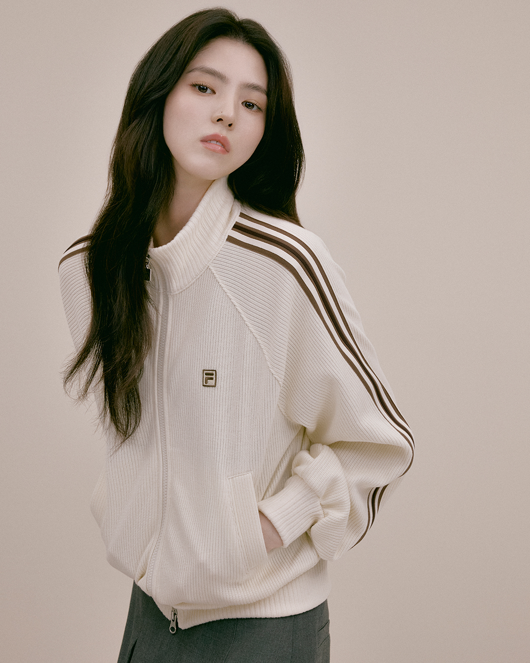 내 가을 핏🤎🤍찾았다!!
4인 뮤즈 x 휠라 헤리티지 1911 캠페인🏃🏻‍♀️@예뻐 #광고

휠라가 4인의 뮤즈와 함께 새로운 25FW 캠페인을 공개했습니다.

휠라는 ‘1911 & Every day since’ 캠페인에서 한소희, 고현정, 김나영, 봉태규라는 개성 있는 아이콘을 통해 브랜드 정체성과 세대와 스타일을 초월한 메시지를 다시금 이야기합니다.

이번 캠페인의 중심은 휠라의 헤리티지를 담은 '1911 니트트랙’. 가볍지만 구조감 있는 실루엣, 3가지 컬러 조합으로 오피스에서 일상까지 자연스럽게 녹아듭니다.

한편, 함께 공개된 영상에서는 4인의 뮤즈가 에샤페와 에샤페V2를 활용한 코디를 선보였습니다. 일상에 바로 적용 가능한 에샤페 활용법을 참고해보세요! 이미지5