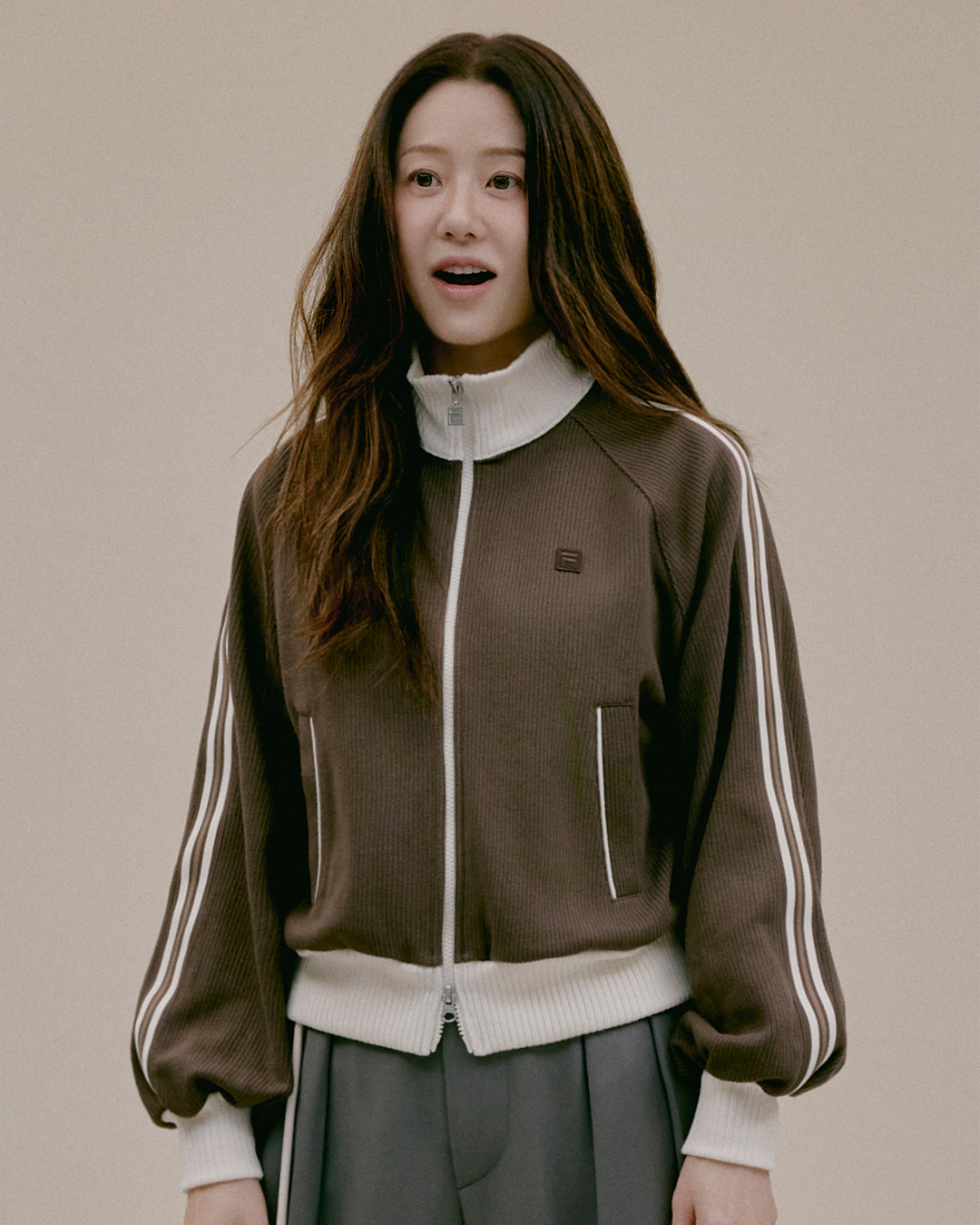 내 가을 핏🤎🤍찾았다!!
4인 뮤즈 x 휠라 헤리티지 1911 캠페인🏃🏻‍♀️@예뻐 #광고

휠라가 4인의 뮤즈와 함께 새로운 25FW 캠페인을 공개했습니다.

휠라는 ‘1911 & Every day since’ 캠페인에서 한소희, 고현정, 김나영, 봉태규라는 개성 있는 아이콘을 통해 브랜드 정체성과 세대와 스타일을 초월한 메시지를 다시금 이야기합니다.

이번 캠페인의 중심은 휠라의 헤리티지를 담은 '1911 니트트랙’. 가볍지만 구조감 있는 실루엣, 3가지 컬러 조합으로 오피스에서 일상까지 자연스럽게 녹아듭니다.

한편, 함께 공개된 영상에서는 4인의 뮤즈가 에샤페와 에샤페V2를 활용한 코디를 선보였습니다. 일상에 바로 적용 가능한 에샤페 활용법을 참고해보세요! 이미지7