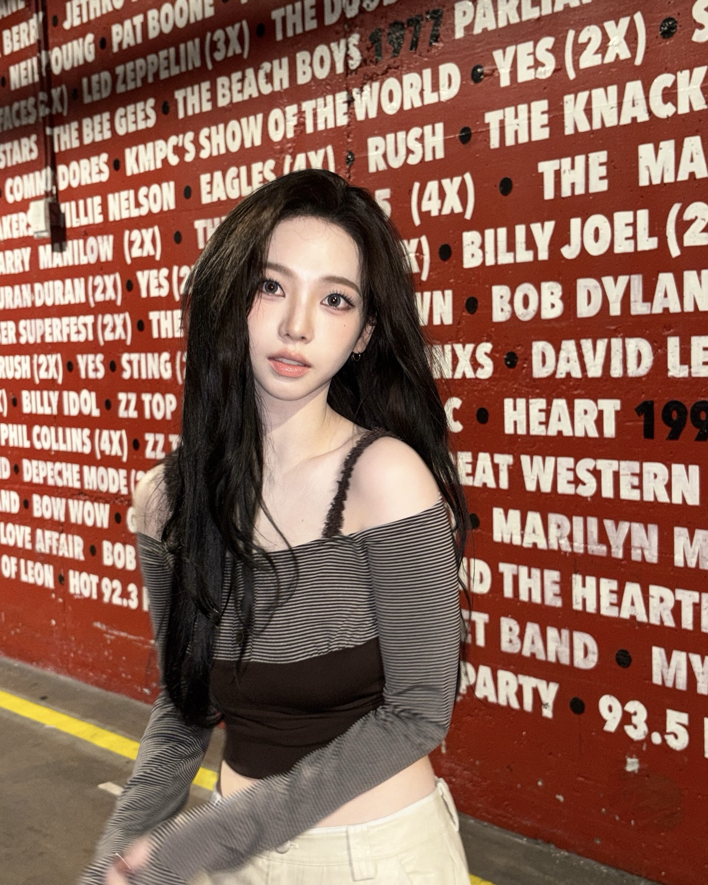 어깨까지 예쁜 카리나😗🖤 간절기 날씨에 딱 맞는 긴팔 오프숄더 스타일링 참고하기🥨 이미지