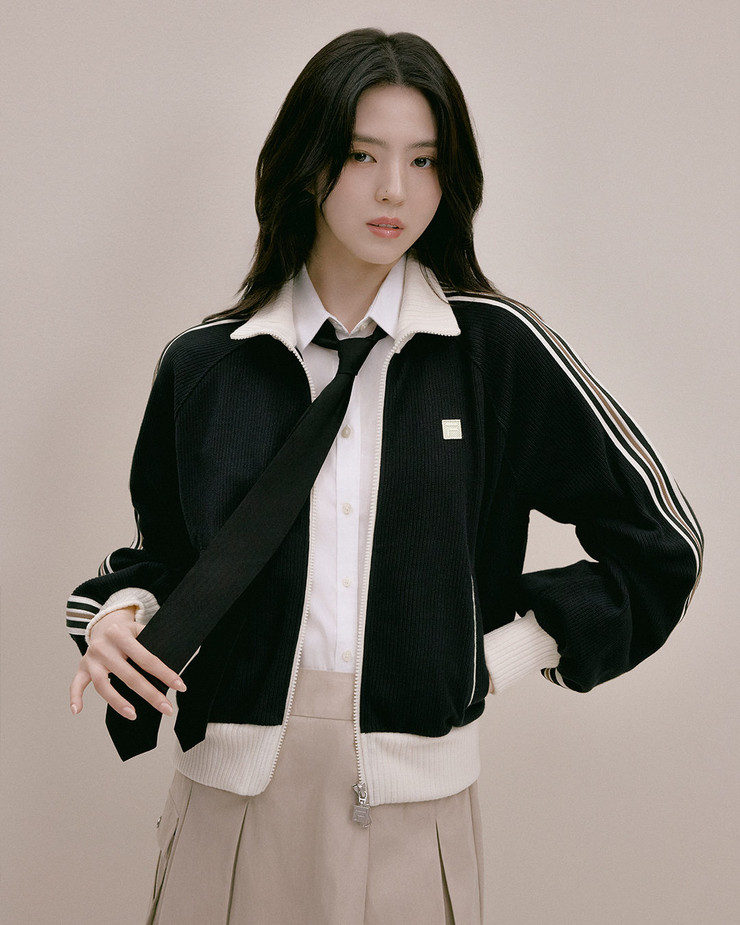 내 가을 핏🤎🤍찾았다!!
4인 뮤즈 x 휠라 헤리티지 1911 캠페인🏃🏻‍♀️@예뻐 #광고

휠라가 4인의 뮤즈와 함께 새로운 25FW 캠페인을 공개했습니다.

휠라는 ‘1911 & Every day since’ 캠페인에서 한소희, 고현정, 김나영, 봉태규라는 개성 있는 아이콘을 통해 브랜드 정체성과 세대와 스타일을 초월한 메시지를 다시금 이야기합니다.

이번 캠페인의 중심은 휠라의 헤리티지를 담은 '1911 니트트랙’. 가볍지만 구조감 있는 실루엣, 3가지 컬러 조합으로 오피스에서 일상까지 자연스럽게 녹아듭니다.

한편, 함께 공개된 영상에서는 4인의 뮤즈가 에샤페와 에샤페V2를 활용한 코디를 선보였습니다. 일상에 바로 적용 가능한 에샤페 활용법을 참고해보세요! 이미지