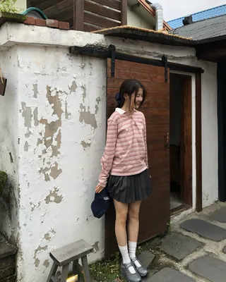 프레피룩, 스트라이프 티로 뚝딱✨
비슷한 듯 다른 무드, 임현주와 오영주의 프레피룩 꿀팁✅🏫
역대 하트시그널2 임현주와 오영주의 프레피룩을 소개합니다.
프레피룩을 완성하는 가장 쉬운 방법인 플리츠 스커트입니다. 상의에 무엇을 매치할지 모르겠다면, 스트라이프 티를 매치해 보세요.
단추 디테일이 있는 디자인은 클래식한 무드를 내며, 메리 제인 슈즈와 매치하면 발랄한 분위기를 더해줍니다. 브이넥 디테일은 세련된 느낌을 주며, 어깨 볼륨이 더해진 디자인은 페미닌한 무드를 강조해줍니다. 여기에 청키한 부츠를 매치하면 스타일리시한 룩이 완성됩니다.
같은 스트라이프 티셔츠라도 디테일에 따라 다른 분위기를 완성할 수 있습니다. 취향에 맞게 선택한다면 올가을 프레피룩은 더 완성도 높아질 것입니다. 이미지