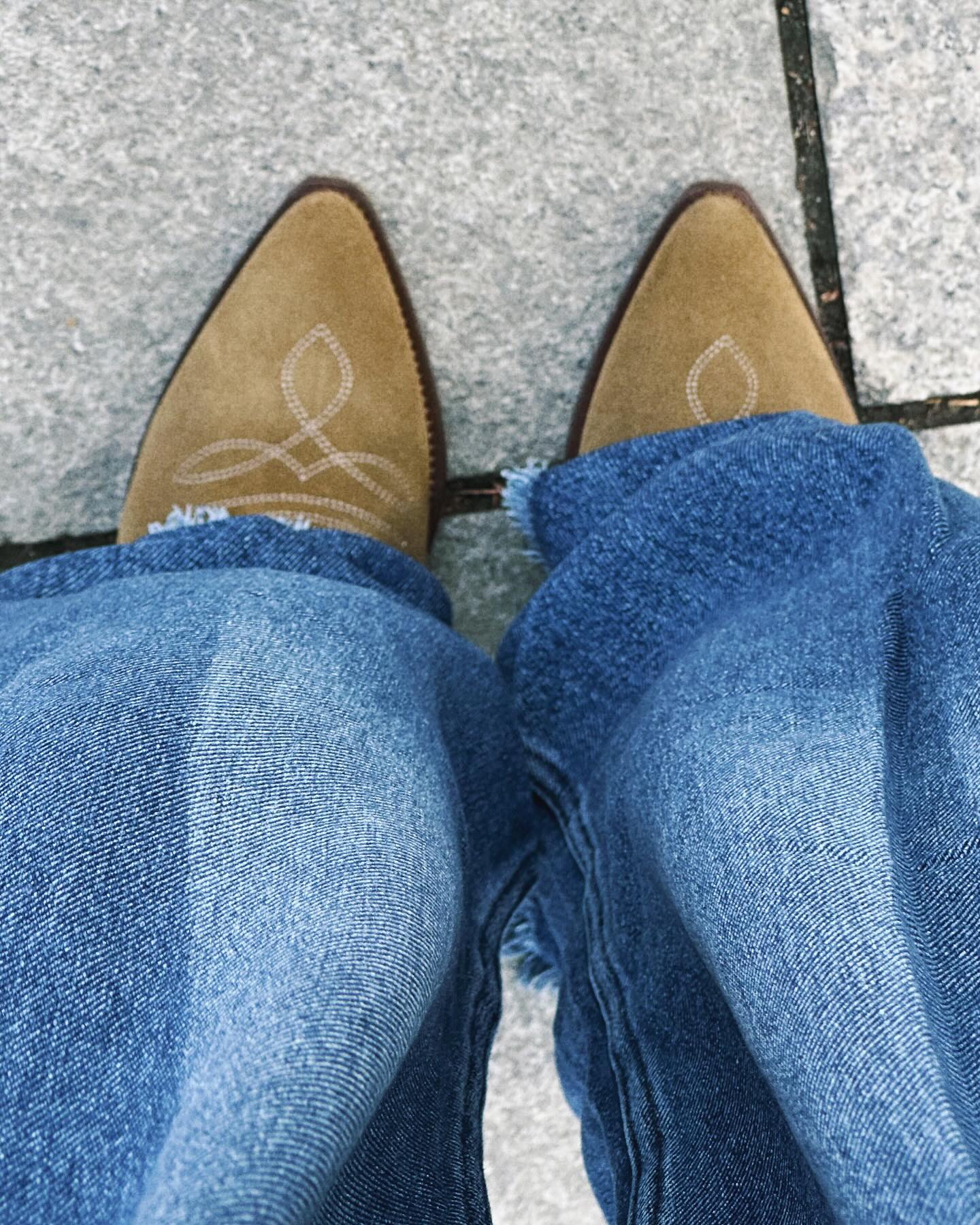 스타일링에 힘을 주고 싶다면🤔
데일리 룩의 작은 디테일, 이자벨 마랑으로 완성하자🔍🤎
이자벨 마랑, 가을 활용도 높은 패션 아이템 3가지 모았어요.
1. 오스칸 호보 지퍼 백, 190만 원대
임수향이 든 오스칸 호보 지퍼 백은 스터드 디테일이 특징입니다. 숄더, 크로스, 핸드백으로 활용 가능한 실용적인 아이템으로 임수향은 데님 셋업에 매치해 클래식하고 모던한 느낌을 완성했습니다.
2. 두에르토 부츠, 190만 원대
가방과 컬러를 맞푼 두에르토 부츠도 눈에 띄는데요. 4cm 굽의 스웨이드 소재로 자수 디테일이 포인트와 웨스턴 컷아웃이 포인트입니다. 임수향은 가방과 컬러를 깔맞춤해 보헤미안 무드로 강조했습니다.
3. 타이론 캡, 28만 원대
이주연이 착용한 타이론 캡은 사계절 활용 가능한 볼캡으로, 브랜드 시그니처인 타이론 로고 자수가 특징이죠. 이주연은 트렌치코트와 매치해 미니멀한 꾸안꾸 룩을 완성했습니다. 이미지4