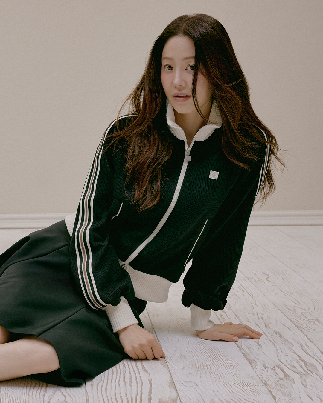내 가을 핏🤎🤍찾았다!!
4인 뮤즈 x 휠라 헤리티지 1911 캠페인🏃🏻‍♀️@예뻐 #광고

휠라가 4인의 뮤즈와 함께 새로운 25FW 캠페인을 공개했습니다.

휠라는 ‘1911 & Every day since’ 캠페인에서 한소희, 고현정, 김나영, 봉태규라는 개성 있는 아이콘을 통해 브랜드 정체성과 세대와 스타일을 초월한 메시지를 다시금 이야기합니다.

이번 캠페인의 중심은 휠라의 헤리티지를 담은 '1911 니트트랙’. 가볍지만 구조감 있는 실루엣, 3가지 컬러 조합으로 오피스에서 일상까지 자연스럽게 녹아듭니다.

한편, 함께 공개된 영상에서는 4인의 뮤즈가 에샤페와 에샤페V2를 활용한 코디를 선보였습니다. 일상에 바로 적용 가능한 에샤페 활용법을 참고해보세요! 이미지4