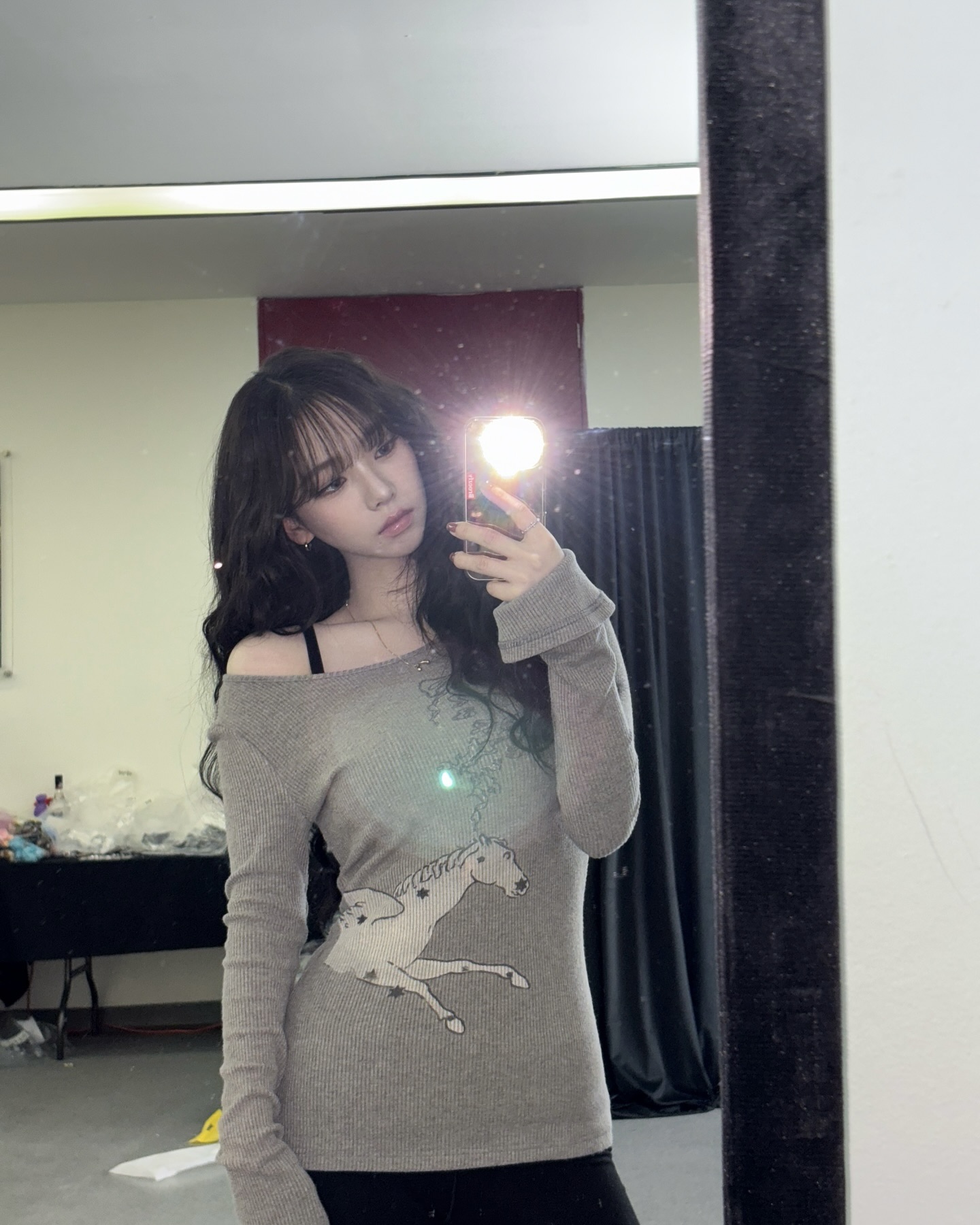 어깨까지 예쁜 카리나😗🖤
간절기 날씨에 딱 맞는 긴팔 오프숄더 스타일링 참고하기🥨 이미지7
