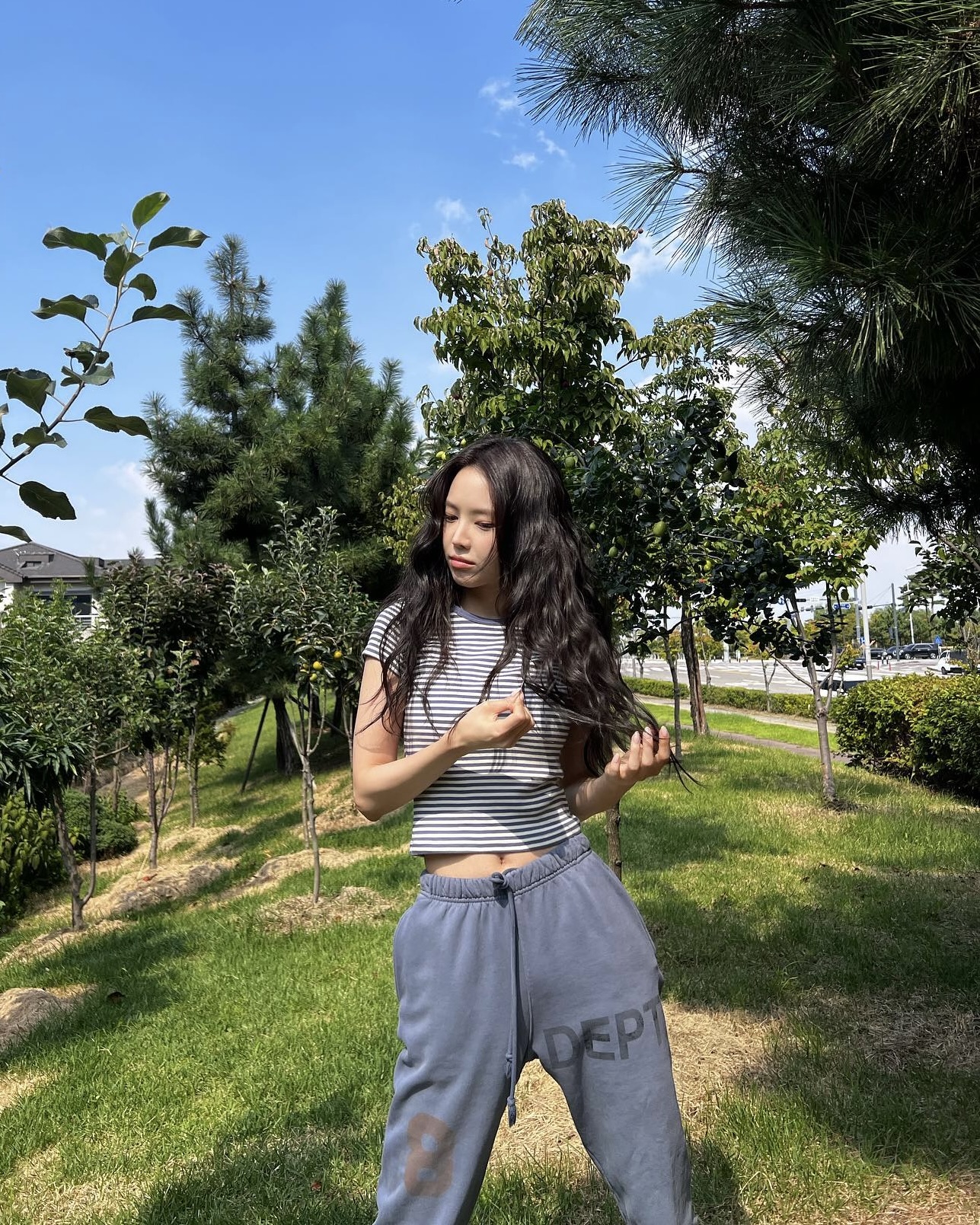 편안함 속에 숨은 아티스틱 감성💫
단순하지만 심심하지 않은 룩👀🖤 이 브랜드와 함께 만들어 보자

데일리로 입기 좋은 갤러리 디파트먼트 브랜드를 소개합니다.

갤러리 디파트먼트 브랜드는 미국 LA기반 브랜드로, 아티스트 조수에 토마스(Josue Thomas)가 설립했습니다. 빈티지 소재를 현대적 감각으로 재해석해 디테일 살리는 브랜드죠. 예술과 패션의 경계를 허무는 독특한 디자인 철학으로 주목받고 있습니다.

박규영이 착용한 프렌치 롱슬리브 포켓 티는 오버핏 실루엣에 앞면 포켓과 로고 디테일을 더한 심플한 디자인입니다. 박규영은 편안한 트랙 숏츠와 매치해 캐주얼한 룩을 완성했으며, 비니 함께 스타일링해 스트릿 무드를 강조했습니다.

손나은이 착용한 조거팬츠는 디파트먼트 로고 8 스웻 팬츠로, 코튼 소재와 허리밴딩으로 편안한 착용감을 주는 아이템입니다. 앞면 로고 디테일이 특징이죠. 손나은은 슬림한 스트라이프 반팔티와 매치해 내추럴하면서도 꾸안꾸 룩을 연출했습니다.  이미지