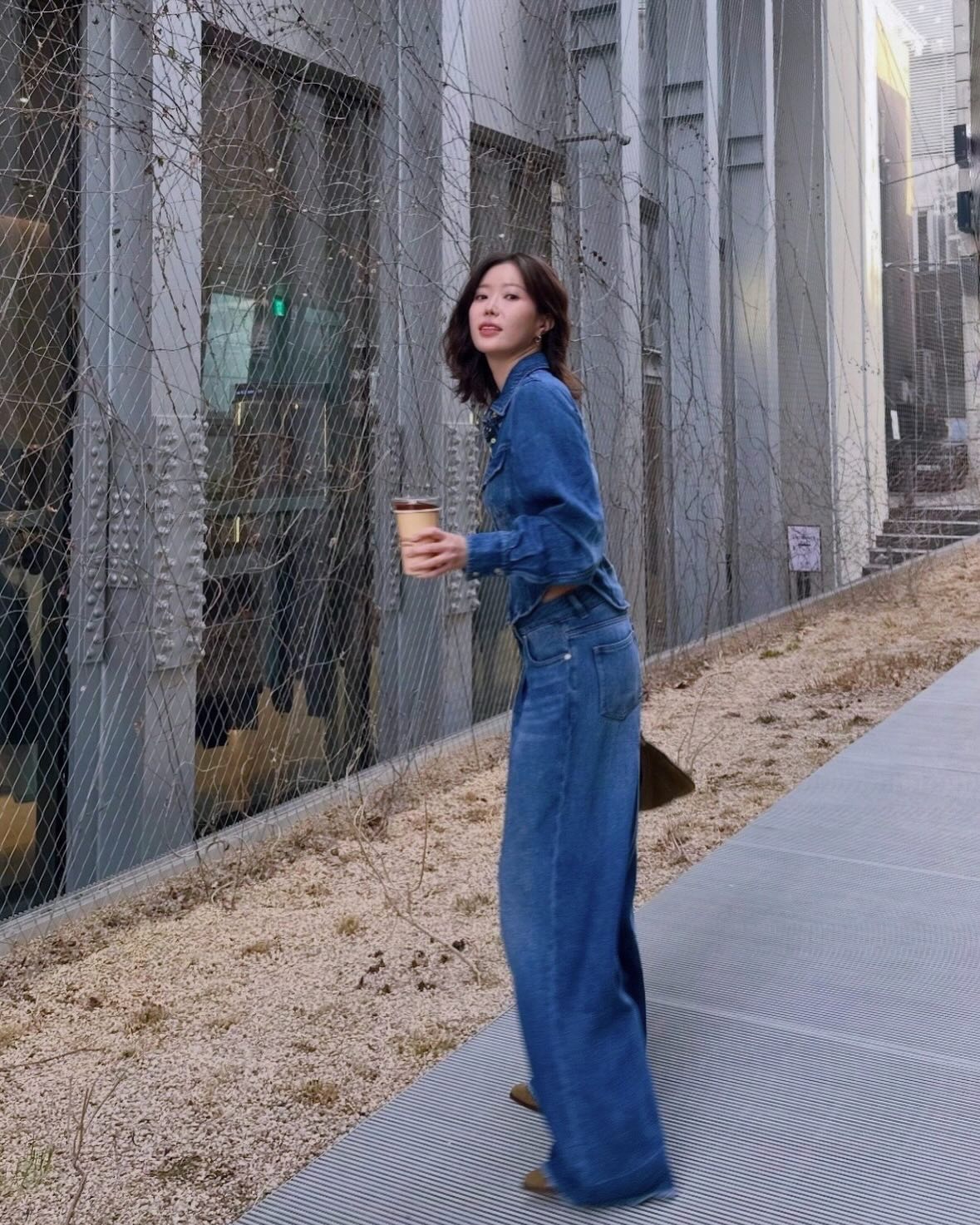 스타일링에 힘을 주고 싶다면🤔
데일리 룩의 작은 디테일, 이자벨 마랑으로 완성하자🔍🤎
이자벨 마랑, 가을 활용도 높은 패션 아이템 3가지 모았어요.
1. 오스칸 호보 지퍼 백, 190만 원대
임수향이 든 오스칸 호보 지퍼 백은 스터드 디테일이 특징입니다. 숄더, 크로스, 핸드백으로 활용 가능한 실용적인 아이템으로 임수향은 데님 셋업에 매치해 클래식하고 모던한 느낌을 완성했습니다.
2. 두에르토 부츠, 190만 원대
가방과 컬러를 맞푼 두에르토 부츠도 눈에 띄는데요. 4cm 굽의 스웨이드 소재로 자수 디테일이 포인트와 웨스턴 컷아웃이 포인트입니다. 임수향은 가방과 컬러를 깔맞춤해 보헤미안 무드로 강조했습니다.
3. 타이론 캡, 28만 원대
이주연이 착용한 타이론 캡은 사계절 활용 가능한 볼캡으로, 브랜드 시그니처인 타이론 로고 자수가 특징이죠. 이주연은 트렌치코트와 매치해 미니멀한 꾸안꾸 룩을 완성했습니다. 이미지5