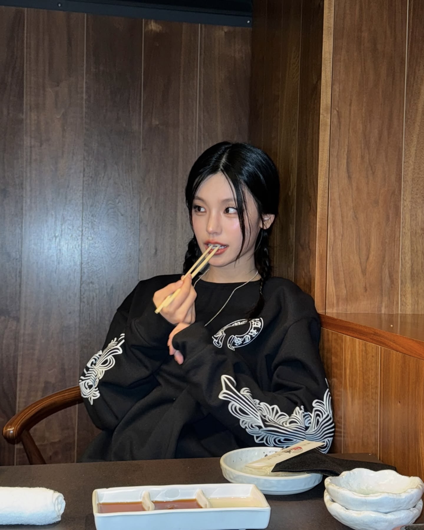 알고고면 옷이 더예쁜 크롬하츠 🖤
악세사리만 알았는데 옷도 예뻐서 나 진짜 깜짝 놀랐네😱🔥

크롬하츠 하면 보통 악세사리가 먼저 떠오르는데요. 예지와 전소연은 맨투맨과 후드로 새로운 매력을 보여주었습니다. 예지는 시그니처 로고인 홀스슈 맨투맨으로 스트릿 감각을 살렸고, 전소연은 오버핏 후드를 원피스처럼 코디해 귀여운 무드를 연출했습니다.

크롬하츠의 강렬한 로고는 맨투맨과 후드 하나만으로도 스타일을 완성시키며, 데일리룩으로 활용하기에 좋습니다. 이미지
