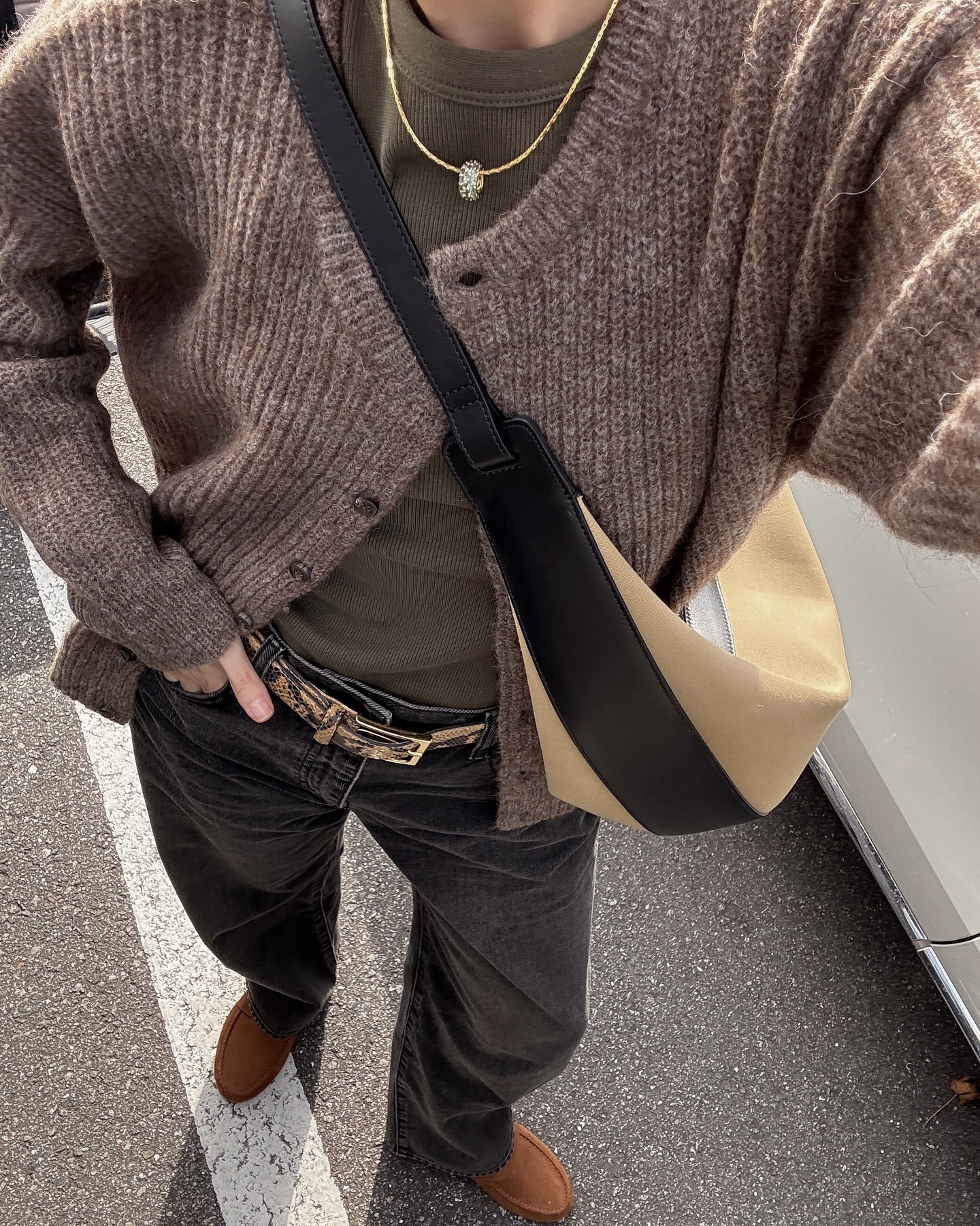 간절기 룩 고민이라면?
볼드한데 여리하다니…청키 가디건 그 매력에 빠져보세요😳🪄
간절기가 다가오면서 가장 먼저 찾게 되는 아이템으로 가디건을 떠올릴 수 있죠. 그중에서도 최근 떠오르고 있는 청키 가디건을 입어보는 건 어떨까요?
청키 가디건은 굵은 실로 짜여 볼드하면서도 편안한 착용감과 포근한 느낌이 특징이죠. 팬츠와 매치하면 캐주얼한 룩으로, 스커트와 매치했을 때는 여성스러운 무드로 연출할 수 있어 출근룩은 물론 데일리룩으로 활용도 높습니다. 이미지7