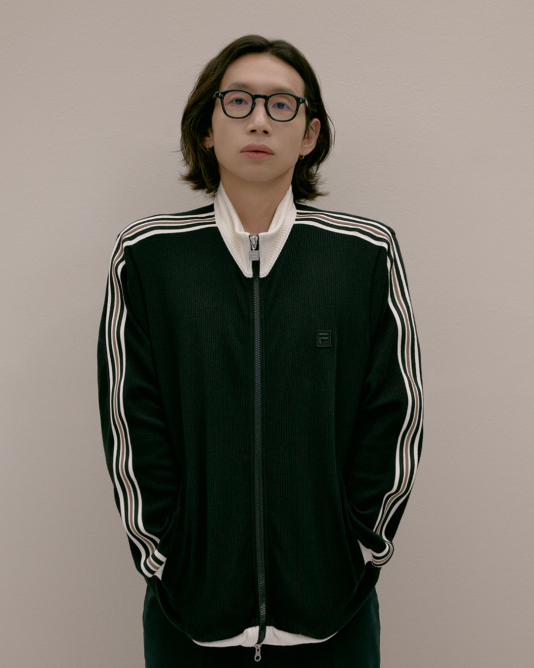 내 가을 핏🤎🤍찾았다!!
4인 뮤즈 x 휠라 헤리티지 1911 캠페인🏃🏻‍♀️@예뻐 #광고

휠라가 4인의 뮤즈와 함께 새로운 25FW 캠페인을 공개했습니다.

휠라는 ‘1911 & Every day since’ 캠페인에서 한소희, 고현정, 김나영, 봉태규라는 개성 있는 아이콘을 통해 브랜드 정체성과 세대와 스타일을 초월한 메시지를 다시금 이야기합니다.

이번 캠페인의 중심은 휠라의 헤리티지를 담은 '1911 니트트랙’. 가볍지만 구조감 있는 실루엣, 3가지 컬러 조합으로 오피스에서 일상까지 자연스럽게 녹아듭니다.

한편, 함께 공개된 영상에서는 4인의 뮤즈가 에샤페와 에샤페V2를 활용한 코디를 선보였습니다. 일상에 바로 적용 가능한 에샤페 활용법을 참고해보세요! 이미지3