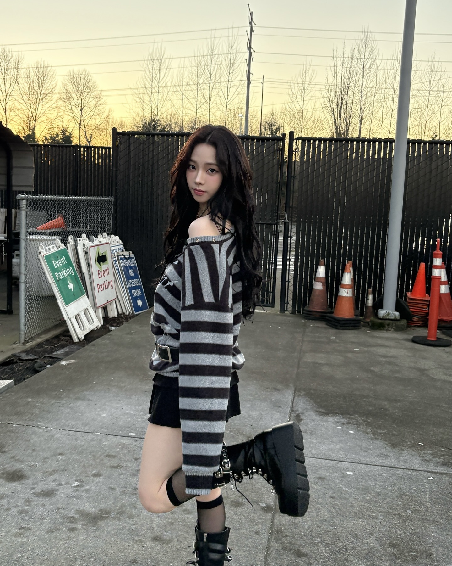 어깨까지 예쁜 카리나😗🖤
간절기 날씨에 딱 맞는 긴팔 오프숄더 스타일링 참고하기🥨 이미지2