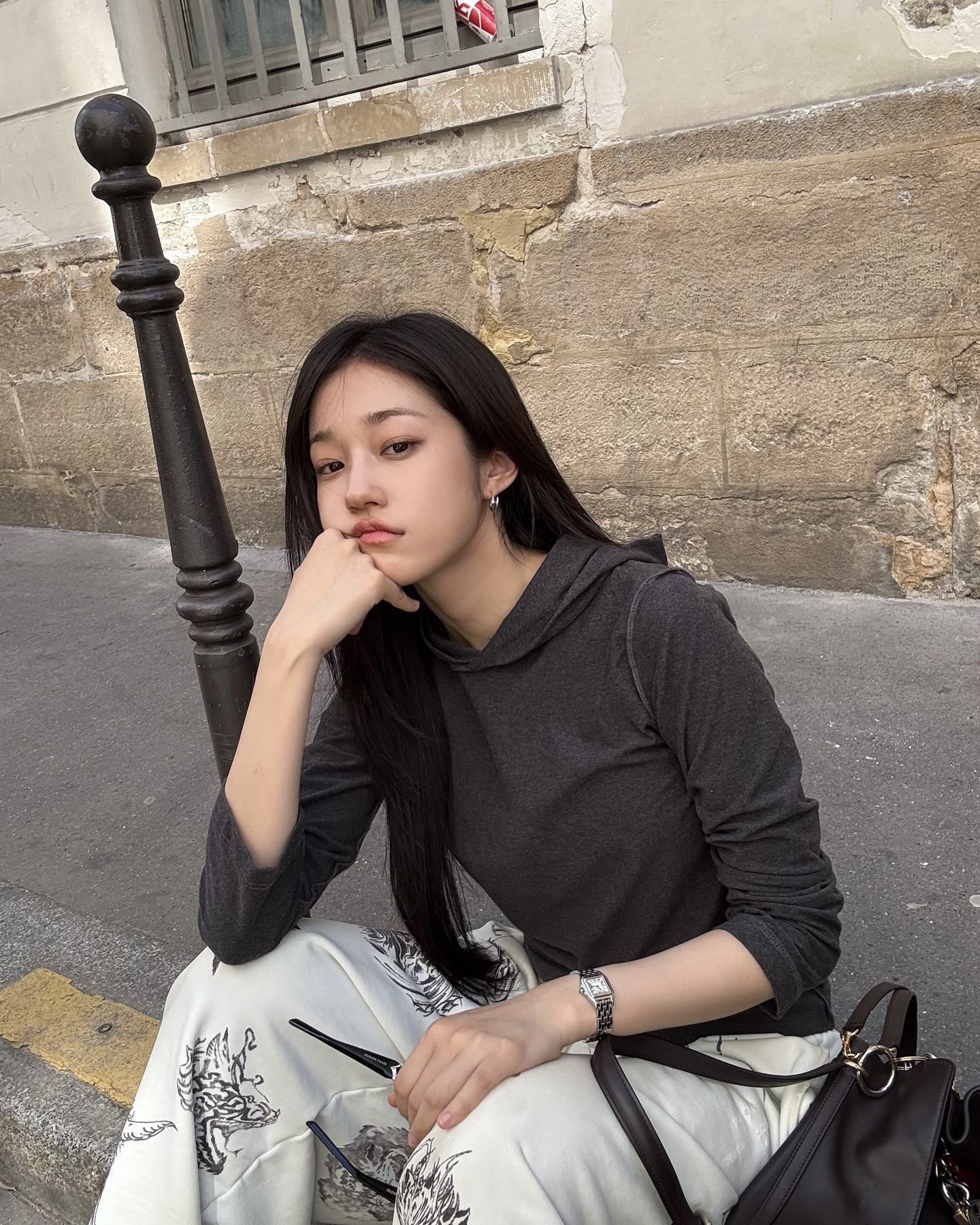 노윤서의 데일리백은 발렌시아가🖤
가방 하나로 달라지는 데일리 무드, 나도 따라 해볼까?👜✨

노윤서가 요즘 즐겨 드는 아이템은 발렌시아가 로데오백입니다.

로데오 핸드백은 송아지 가죽 소재에 빈티지 골드 장식이 포인트인 백인데요. 캐주얼부터 스트릿 무드까지 다양한 룩에 잘 어울리는 아이템입니다.

그레이 후드티에 화이트 프린팅 팬츠를 매치해 편안한 캐주얼룩을 연출했고, 블랙 반팔 크롭티와 와이드 데님 팬츠에는 스니커즈를 더해 스트릿 무드를 완성했습니다.

후드 집업을 걸친 룩에서는 내추럴한 데일리룩을 보여주며, 같은 가방으로 다양한 분위기를 연출했죠. 노윤서처럼 데일리룩부터 스트릿까지 소화할 수 있는 발렌시아가 로데오백, 스타일링에 참고해보세요. 이미지