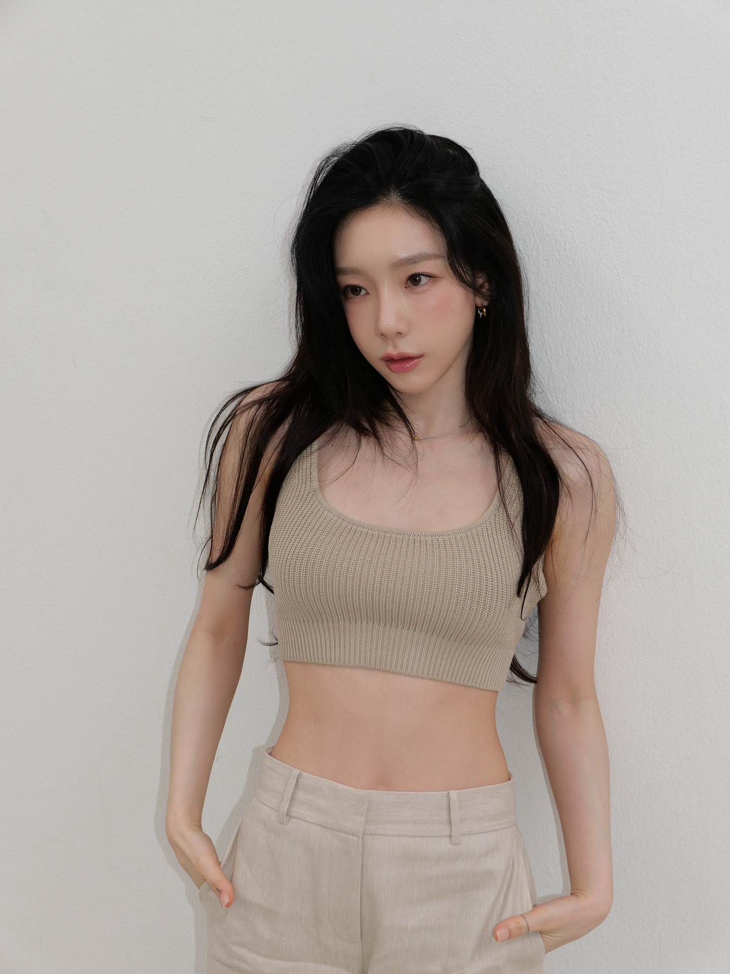 눈썹그리기 어렵다면 여기 주목✅
눈썹만 바꿔도 얼굴이 달라진다👀✨ 밝은 눈썹 컬러가 대세야

자연스럽고 소프트한 브로우 트렌드가 계속되고 있습니다.

브로우 트렌드의 핵심은 헤어 컬러보다 밝은 눈썹 컬러에서 시작됩니다. 헤어 컬러보다 브로우 톤을 한 단계 밝게 조정하거나 탈색한 헤어와 비슷한 톤으로 연출하면 인상이 한층 부드러워지고, 세련된 메이크업을 완성할 수 있습니다.

눈썹을 탈색하지 않아도 밝게 연출할 수 있는 브로우 마스카라가 다양한 브랜드에서 출시되고 있습니다. 여기에 투명 브로우 픽서를 더해 결을 살려주면 손질하지 않은 듯 자연스러우면서도 정돈된 느낌이 살아납니다.

최근에는 눈썹 모양 자체도 얇고 가볍게 변하고 있습니다. 눈썹 밀도를 줄인 뒤, 밝은 톤의 브로우 카라를 활용하면 얼굴이 맑고 깨끗해 보입니다. 눈썹 하나로 전체적인 인상이 한층 여유로워지며 동시에 트렌디한 무드로 완성됩니다. 이미지2