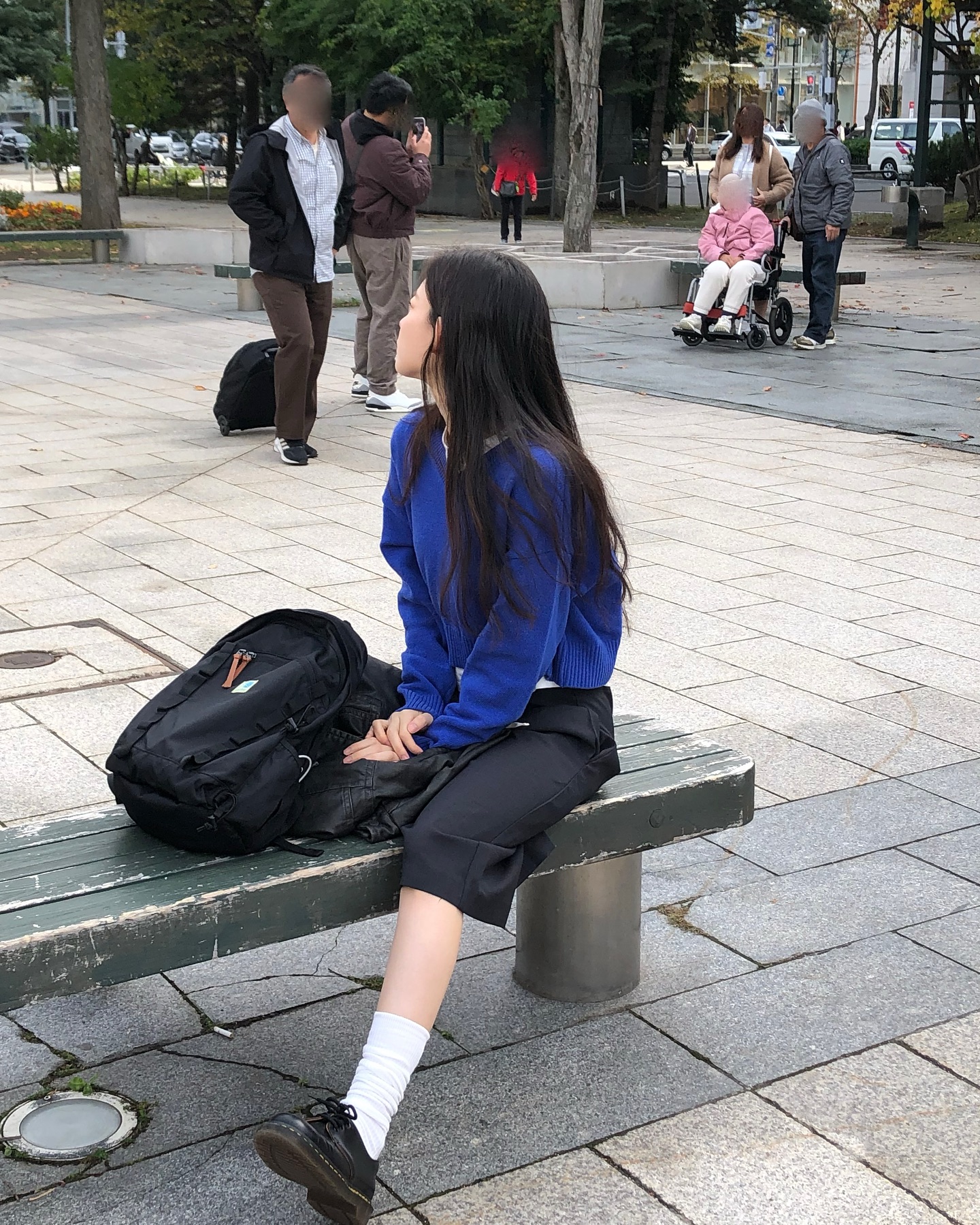 어느 룩에도 찰떡쿵야💯 닥마 코디
최윤지 취향으로 완성되는 닥터마틴 스타일링 모음집👞🤎

최윤지는 포근한 가디건에 브라운 닥터마틴을 매치해 가을 무드를 더했습니다. 반바지와 흰 양말에 블랙 닥터마틴을 더해 아메카지 감성을 살리기도 했고, 체크 원피스와 루즈핏 셔츠로 캐주얼한 분위기를 완성했습니다.

일상 속 다양한 스타일에 닥터마틴을 녹여낸 최윤지의 룩, 이번 가을 참고해보시는 건 어떨까요? 이미지4