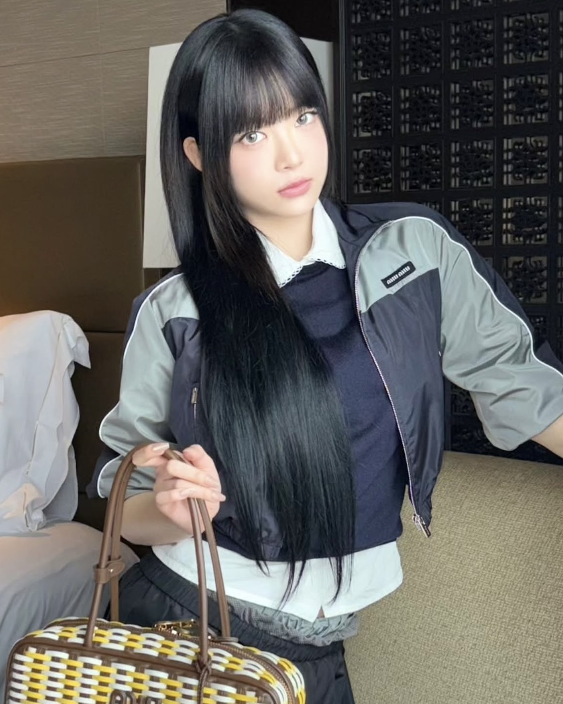 올가을 바람막이 이렇게 입어봐🤎
간절기 필수템 바람막이, 센스있게 입는 방법 참고하기🔎✨

스타일과 실용성을 다 잡은 바람막이, 지금 소개해드릴게요.

1. 미우미우 기능성 실크 지퍼 블루종 재킷, 4백만 원대
스포티하면서도 캐주얼한 기능성 실크 소재의 재킷으로, 블루와 그레이 컬러가 포인트인 크롭 재킷입니다. 홍은채는 셔츠 위에 니트를 레이어드하고, 플리츠 스커트에 니삭스를 매치해 트렌디한 스쿨룩을 완성했습니다.

2. 미우미우 테크니컬 실크 지퍼 블루종 재킷, 5백만 원대
레드 컬러가 포인트인 오버사이즈 아이템입니다. 드로스트링 후드와 지퍼 포켓, 로고 패치가 더해진 재킷인데요. 모모는 블랙 니트와 화이트 쇼츠에 브라운 레더 백팩을 매치해 캐주얼한 스트릿룩을 완성했습니다. 이미지