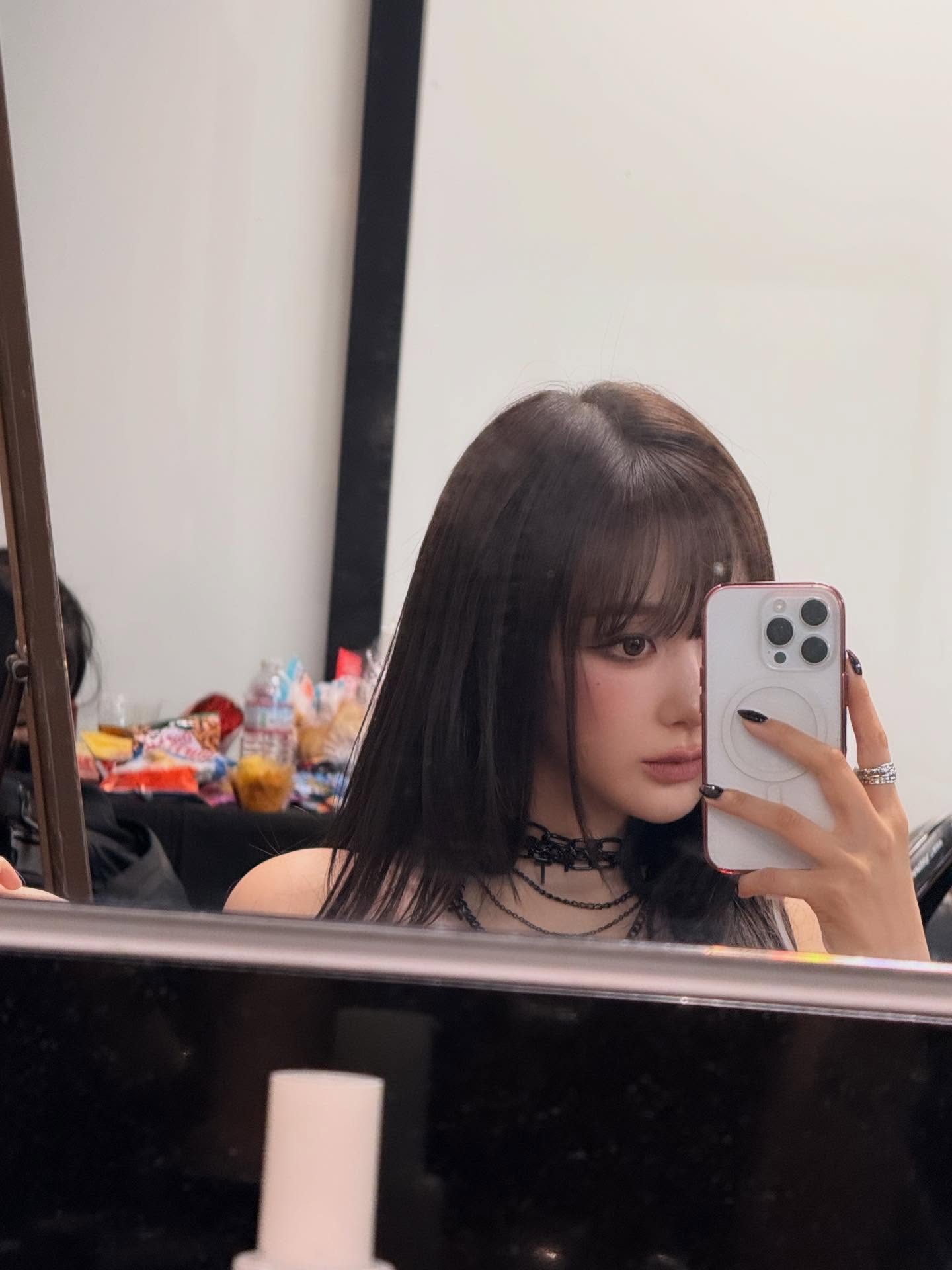 시스루뱅이 지겹다면?👀
선선한 가을 날씨에는  풀뱅으로 분위기 전환하기🖤🍂 이미지