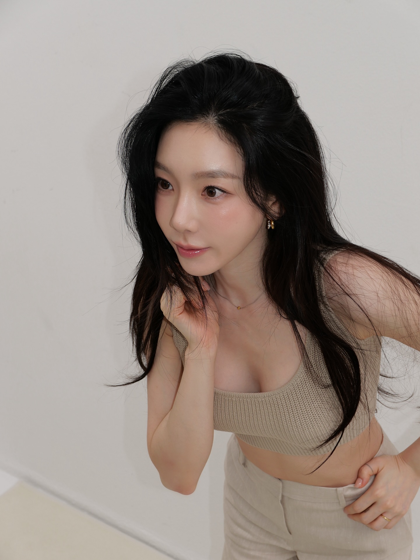 눈썹그리기 어렵다면 여기 주목✅ 눈썹만 바꿔도 얼굴이 달라진다👀✨ 밝은 눈썹 컬러가 대세야  자연스럽고 소프트한 브로우 트렌드가 계속되고 있습니다.  브로우 트렌드의 핵심은 헤어 컬러보다 밝은 눈썹 컬러에서 시작됩니다. 헤어 컬러보다 브로우 톤을 한 단계 밝게 조정하거나 탈색한 헤어와 비슷한 톤으로 연출하면 인상이 한층 부드러워지고, 세련된 메이크업을 완성할 수 있습니다.  눈썹을 탈색하지 않아도 밝게 연출할 수 있는 브로우 마스카라가 다양한 브랜드에서 출시되고 있습니다. 여기에 투명 브로우 픽서를 더해 결을 살려주면 손질하지 않은 듯 자연스러우면서도 정돈된 느낌이 살아납니다.  최근에는 눈썹 모양 자체도 얇고 가볍게 변하고 있습니다. 눈썹 밀도를 줄인 뒤, 밝은 톤의 브로우 카라를 활용하면 얼굴이 맑고 깨끗해 보입니다. 눈썹 하나로 전체적인 인상이 한층 여유로워지며 동시에 트렌디한 무드로 완성됩니다. 이미지