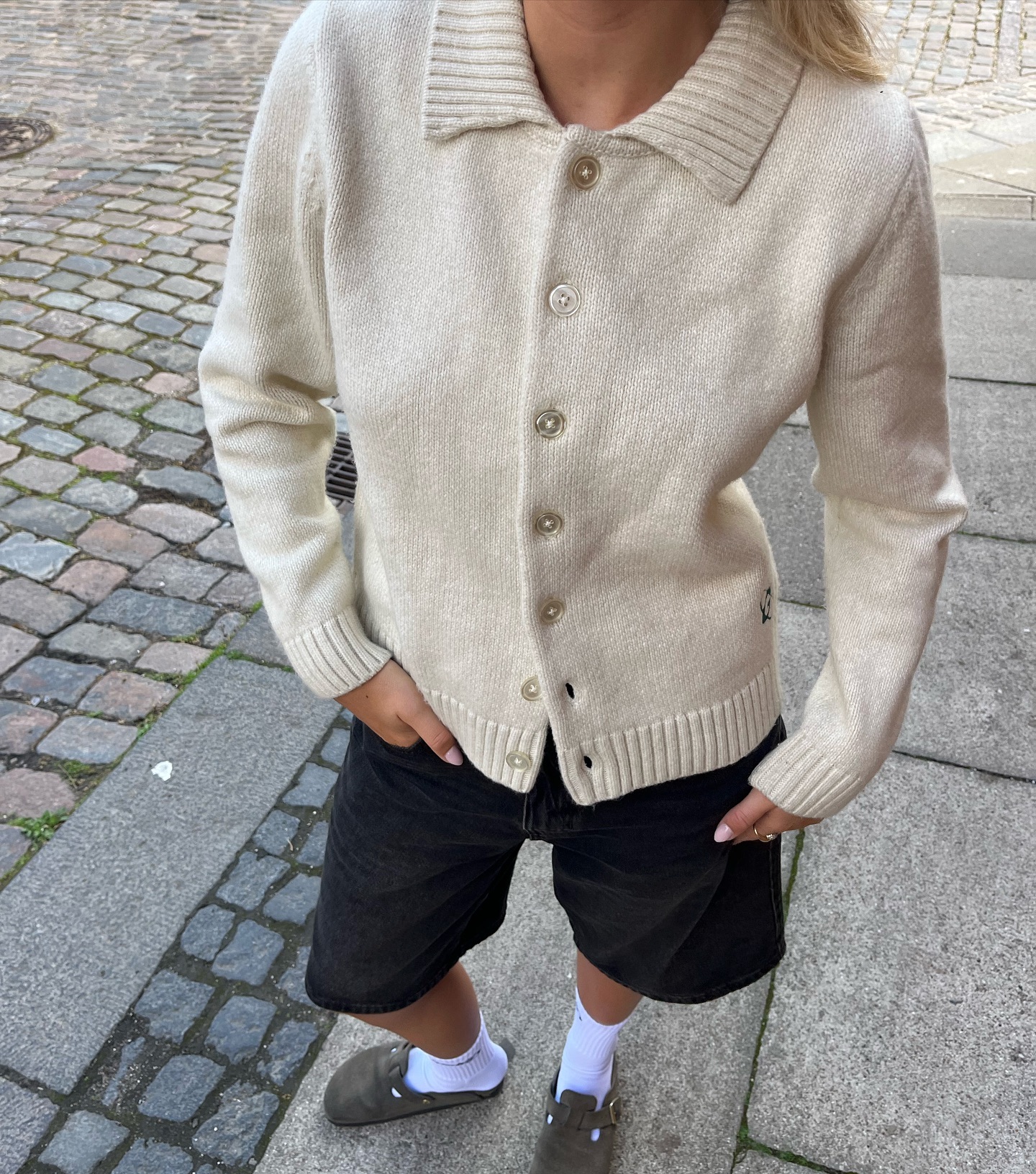 간절기 룩 고민이라면?
볼드한데 여리하다니…청키 가디건 그 매력에 빠져보세요😳🪄
간절기가 다가오면서 가장 먼저 찾게 되는 아이템으로 가디건을 떠올릴 수 있죠. 그중에서도 최근 떠오르고 있는 청키 가디건을 입어보는 건 어떨까요?
청키 가디건은 굵은 실로 짜여 볼드하면서도 편안한 착용감과 포근한 느낌이 특징이죠. 팬츠와 매치하면 캐주얼한 룩으로, 스커트와 매치했을 때는 여성스러운 무드로 연출할 수 있어 출근룩은 물론 데일리룩으로 활용도 높습니다. 이미지5