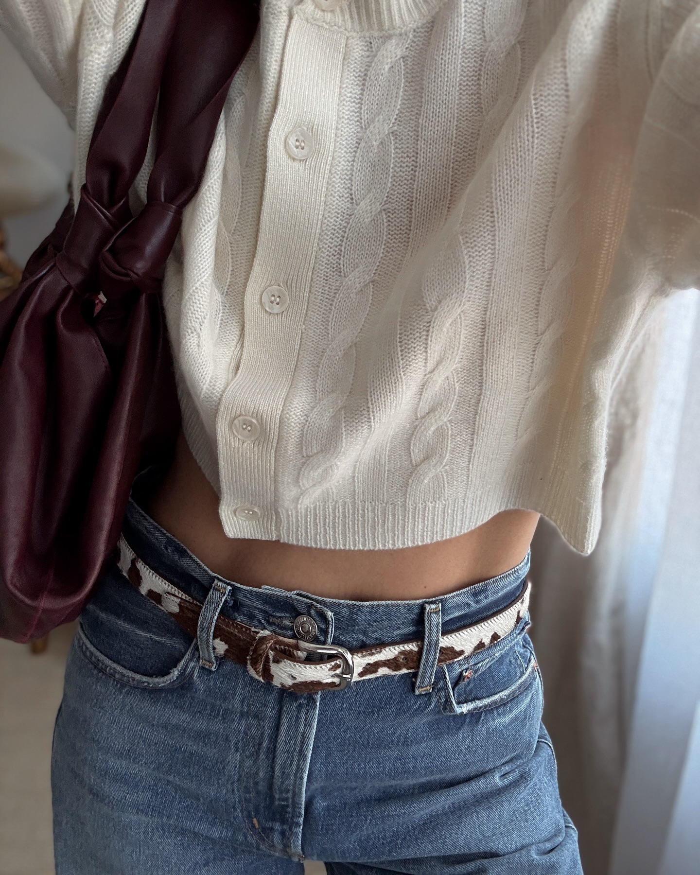 간절기 룩 고민이라면?
볼드한데 여리하다니…청키 가디건 그 매력에 빠져보세요😳🪄
간절기가 다가오면서 가장 먼저 찾게 되는 아이템으로 가디건을 떠올릴 수 있죠. 그중에서도 최근 떠오르고 있는 청키 가디건을 입어보는 건 어떨까요?
청키 가디건은 굵은 실로 짜여 볼드하면서도 편안한 착용감과 포근한 느낌이 특징이죠. 팬츠와 매치하면 캐주얼한 룩으로, 스커트와 매치했을 때는 여성스러운 무드로 연출할 수 있어 출근룩은 물론 데일리룩으로 활용도 높습니다. 이미지3