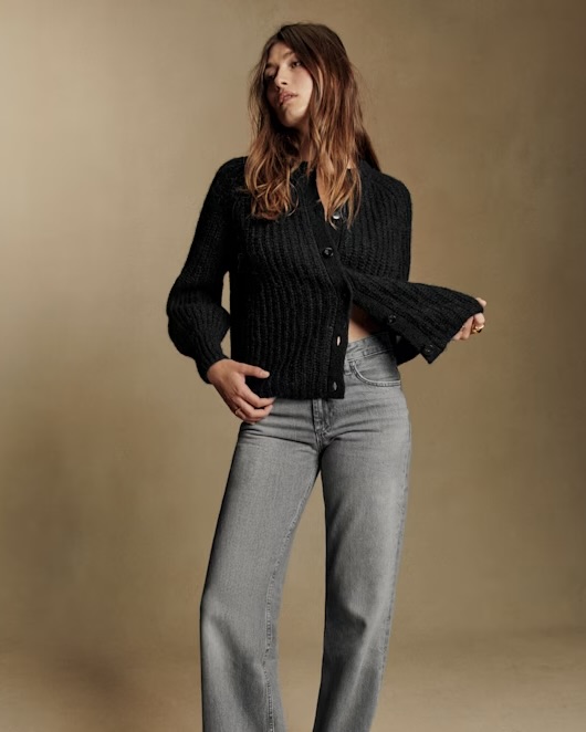 세잔으로 완성하는 간절기룩🧡
트렌디한 트렌치부터 클래식한 니트까지🧥🧶 프렌치 무드로
해외 느좋녀들의 브랜드 세잔으로 올가을 트렌드를 입어보세요.
1. 카터 재킷, 45만 원대
이번 시즌 트렌드인 미디 트렌치를 대표하는 아이템으로, 오버사이즈 핏과 체크 안감이 포인트입니다. 방수 소재와 버튼 클로징 디자인은 실용성도 놓치지 않았습니다. 크림톤 팬츠와도 데님 팬츠와도 무난하게 어울립니다.
2. 바비 재킷, 43만 원대
세잔의 크롭 트렌치는 컷트와 박시한 실루엣이 특징으로, 경쾌한 무드를 완성합니다. 체크 안감과 클래식 칼라가 디테일을 더하며, 간절기 아우터로 활용하기 좋아 미니멀한 오피스룩과 데일리룩 모두에 적합합니다.
3. 에밀 가디건, 23만 원대
알파카와 메리노울 혼방 소재로 완성된 에밀 가디건은 부드러운 착용감과 따뜻한 보온성을 자랑합니다. 9월의 선선한 날씨에는 어깨 위에 걸치거나 이너로 활용하기 좋습니다. 데일리룩에 감각적인 포인트를 더해주는 간절기 필수 아이템입니다. 이미지10