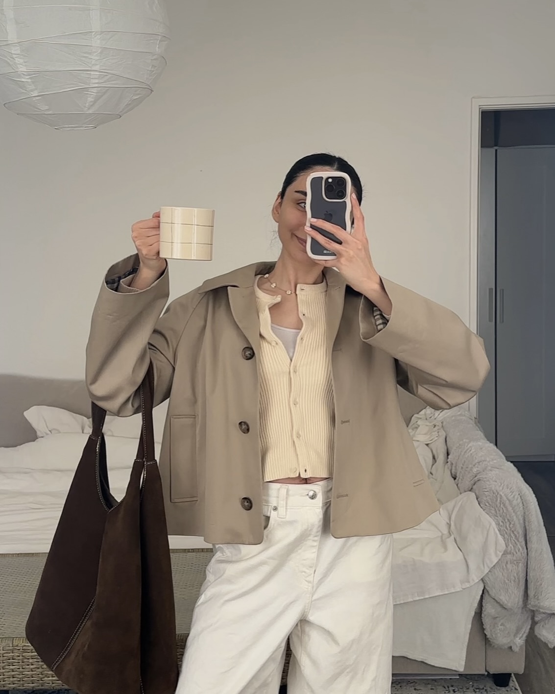 세잔으로 완성하는 간절기룩🧡
트렌디한 트렌치부터 클래식한 니트까지🧥🧶 프렌치 무드로
해외 느좋녀들의 브랜드 세잔으로 올가을 트렌드를 입어보세요.
1. 카터 재킷, 45만 원대
이번 시즌 트렌드인 미디 트렌치를 대표하는 아이템으로, 오버사이즈 핏과 체크 안감이 포인트입니다. 방수 소재와 버튼 클로징 디자인은 실용성도 놓치지 않았습니다. 크림톤 팬츠와도 데님 팬츠와도 무난하게 어울립니다.
2. 바비 재킷, 43만 원대
세잔의 크롭 트렌치는 컷트와 박시한 실루엣이 특징으로, 경쾌한 무드를 완성합니다. 체크 안감과 클래식 칼라가 디테일을 더하며, 간절기 아우터로 활용하기 좋아 미니멀한 오피스룩과 데일리룩 모두에 적합합니다.
3. 에밀 가디건, 23만 원대
알파카와 메리노울 혼방 소재로 완성된 에밀 가디건은 부드러운 착용감과 따뜻한 보온성을 자랑합니다. 9월의 선선한 날씨에는 어깨 위에 걸치거나 이너로 활용하기 좋습니다. 데일리룩에 감각적인 포인트를 더해주는 간절기 필수 아이템입니다. 이미지5