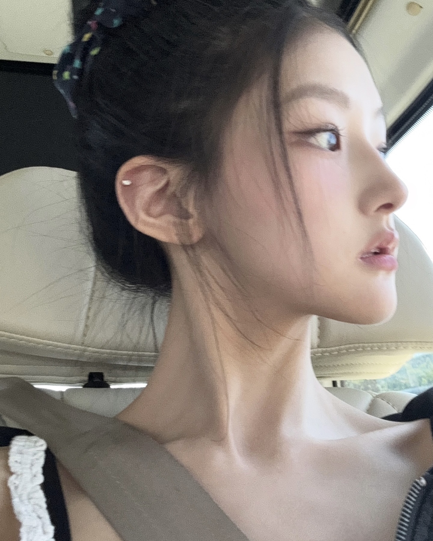 스크런치로 포인트 주기🩵
간단하게 묶어도 스타일 살려주는 헤어 아이템👱🏻‍♀️✨ 이미지8