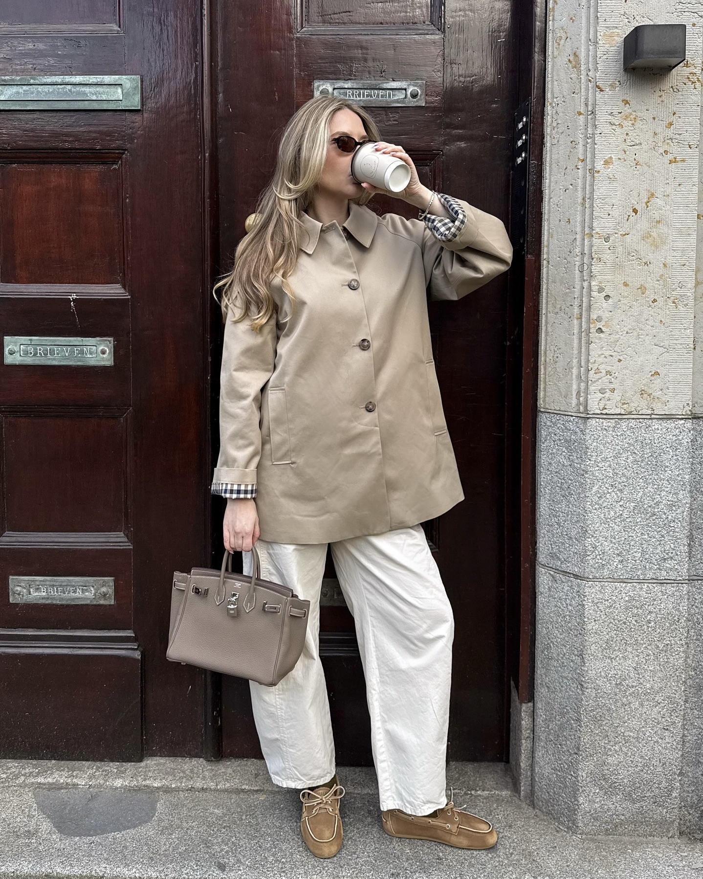 세잔으로 완성하는 간절기룩🧡
트렌디한 트렌치부터 클래식한 니트까지🧥🧶 프렌치 무드로
해외 느좋녀들의 브랜드 세잔으로 올가을 트렌드를 입어보세요.
1. 카터 재킷, 45만 원대
이번 시즌 트렌드인 미디 트렌치를 대표하는 아이템으로, 오버사이즈 핏과 체크 안감이 포인트입니다. 방수 소재와 버튼 클로징 디자인은 실용성도 놓치지 않았습니다. 크림톤 팬츠와도 데님 팬츠와도 무난하게 어울립니다.
2. 바비 재킷, 43만 원대
세잔의 크롭 트렌치는 컷트와 박시한 실루엣이 특징으로, 경쾌한 무드를 완성합니다. 체크 안감과 클래식 칼라가 디테일을 더하며, 간절기 아우터로 활용하기 좋아 미니멀한 오피스룩과 데일리룩 모두에 적합합니다.
3. 에밀 가디건, 23만 원대
알파카와 메리노울 혼방 소재로 완성된 에밀 가디건은 부드러운 착용감과 따뜻한 보온성을 자랑합니다. 9월의 선선한 날씨에는 어깨 위에 걸치거나 이너로 활용하기 좋습니다. 데일리룩에 감각적인 포인트를 더해주는 간절기 필수 아이템입니다. 이미지2