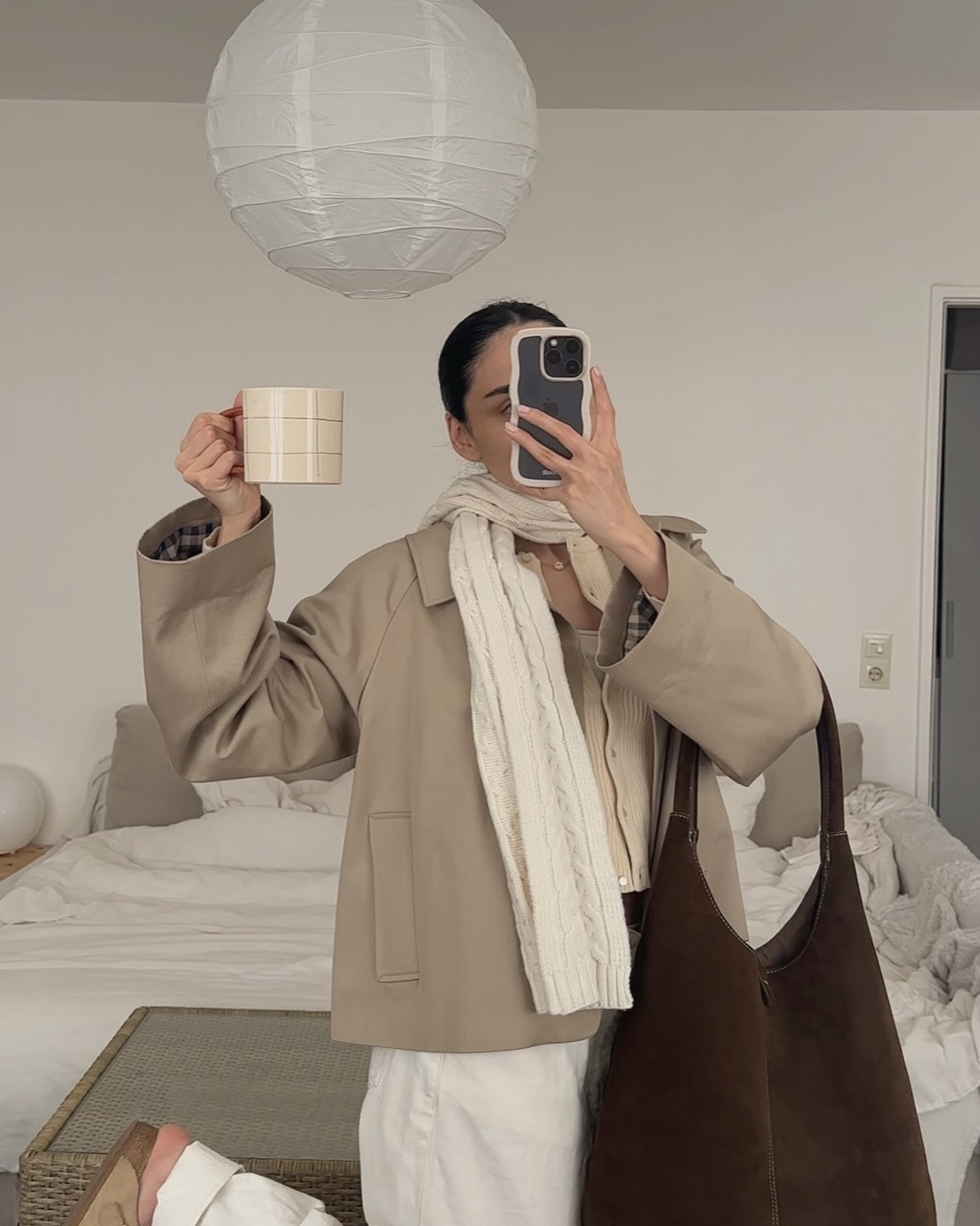 세잔으로 완성하는 간절기룩🧡
트렌디한 트렌치부터 클래식한 니트까지🧥🧶 프렌치 무드로
해외 느좋녀들의 브랜드 세잔으로 올가을 트렌드를 입어보세요.
1. 카터 재킷, 45만 원대
이번 시즌 트렌드인 미디 트렌치를 대표하는 아이템으로, 오버사이즈 핏과 체크 안감이 포인트입니다. 방수 소재와 버튼 클로징 디자인은 실용성도 놓치지 않았습니다. 크림톤 팬츠와도 데님 팬츠와도 무난하게 어울립니다.
2. 바비 재킷, 43만 원대
세잔의 크롭 트렌치는 컷트와 박시한 실루엣이 특징으로, 경쾌한 무드를 완성합니다. 체크 안감과 클래식 칼라가 디테일을 더하며, 간절기 아우터로 활용하기 좋아 미니멀한 오피스룩과 데일리룩 모두에 적합합니다.
3. 에밀 가디건, 23만 원대
알파카와 메리노울 혼방 소재로 완성된 에밀 가디건은 부드러운 착용감과 따뜻한 보온성을 자랑합니다. 9월의 선선한 날씨에는 어깨 위에 걸치거나 이너로 활용하기 좋습니다. 데일리룩에 감각적인 포인트를 더해주는 간절기 필수 아이템입니다. 이미지4